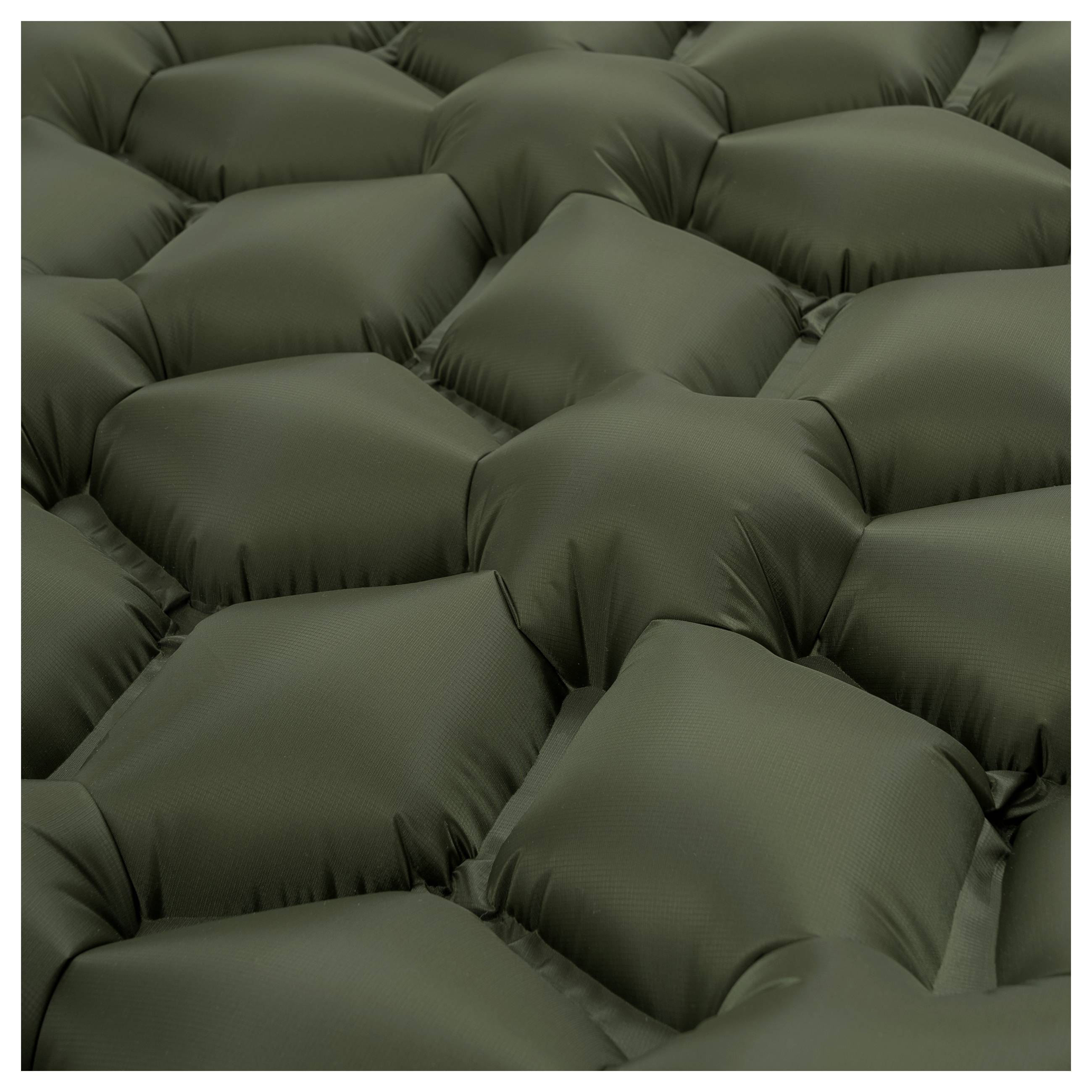 Nahaufnahme eines dunkelgrünen strukturierten Stoffes, der ein Muster aus erhabenen, gepolsterten Quadraten zeigt.