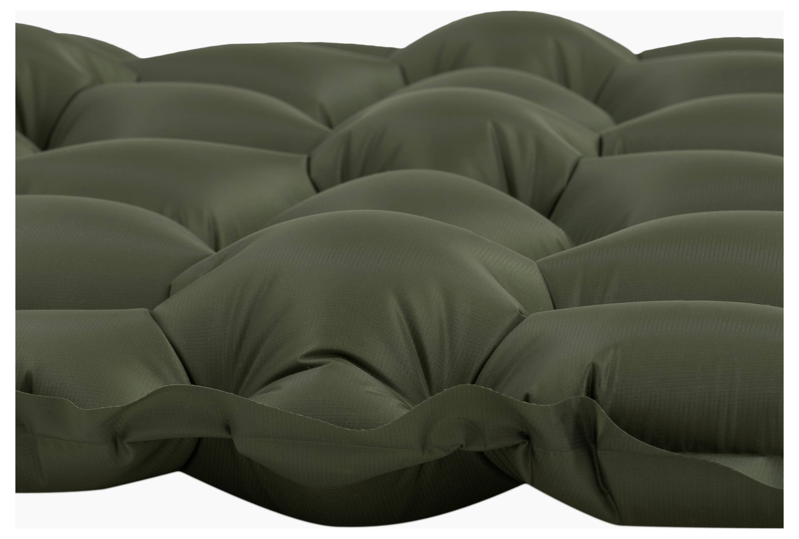 Eine Nahaufnahme einer aufblasbaren Campingmatratze, die ihre dunkelgrüne, gesteppte Oberfläche mit mehreren luftgefüllten Abschnitten zeigt, die eine gepolsterte Textur erzeugen.