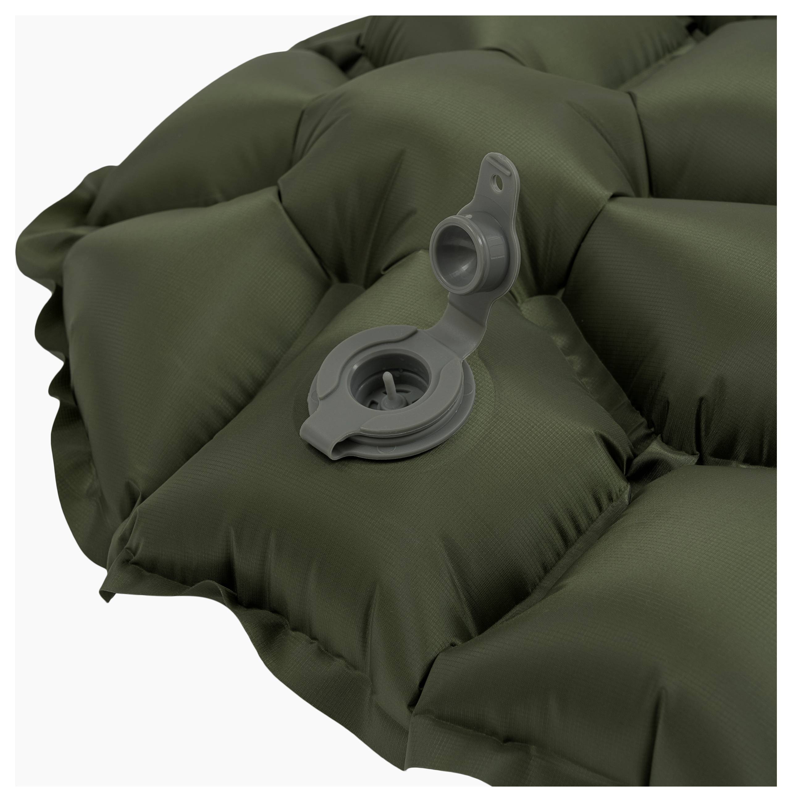 Ein Nahaufnahmebild einer grünen aufblasbaren Matratze mit geöffnetem Ventil, das ihre Luftkissenbereiche zeigt.