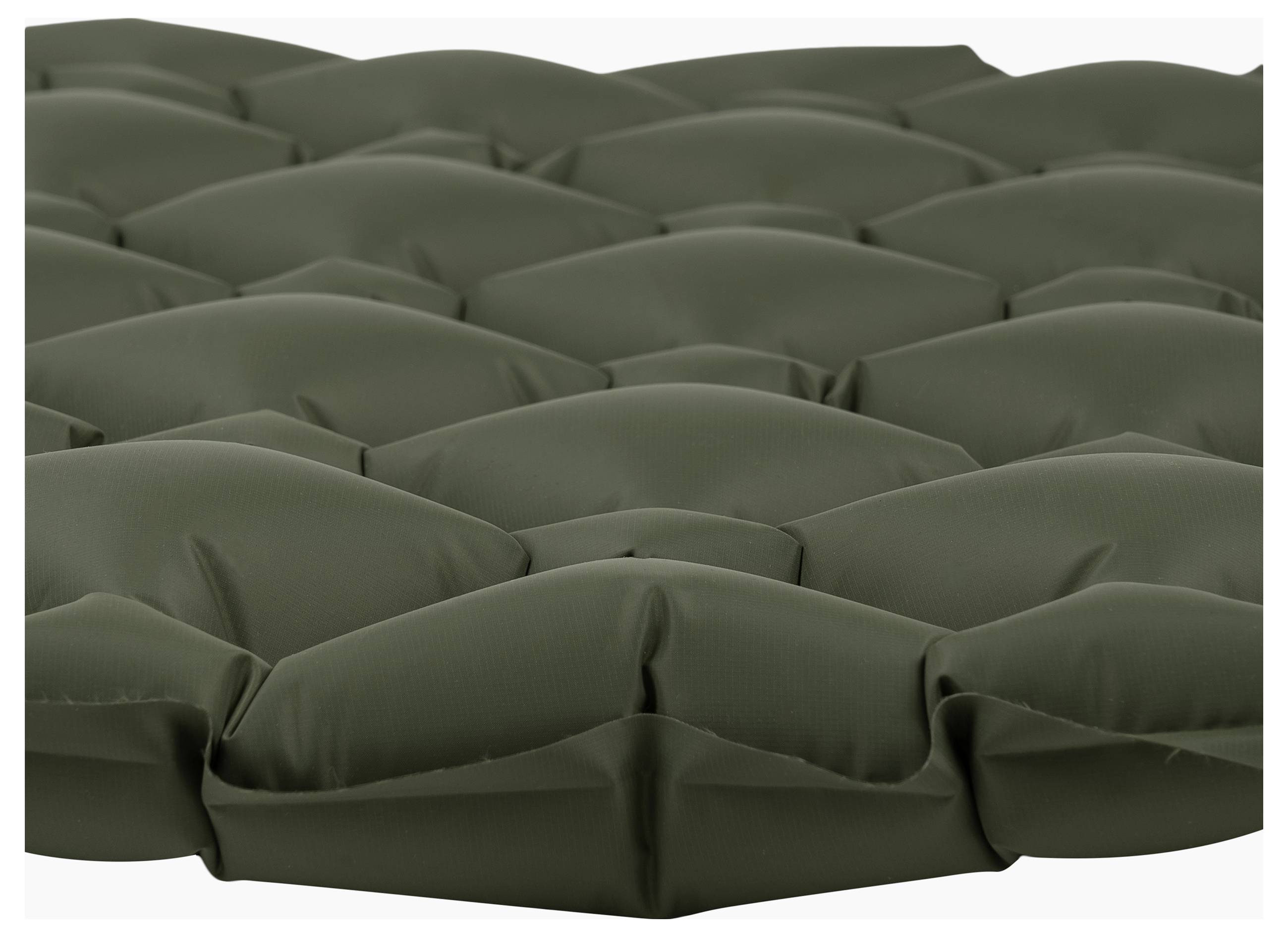 Ein weißes Steckerboard mit drei Steckdosen und einem Stecker befindet sich auf einem blauen Hintergrund. Es verfügt über Recycling-Symbole, Text zur niedrigen CO₂-Produktion und ein 