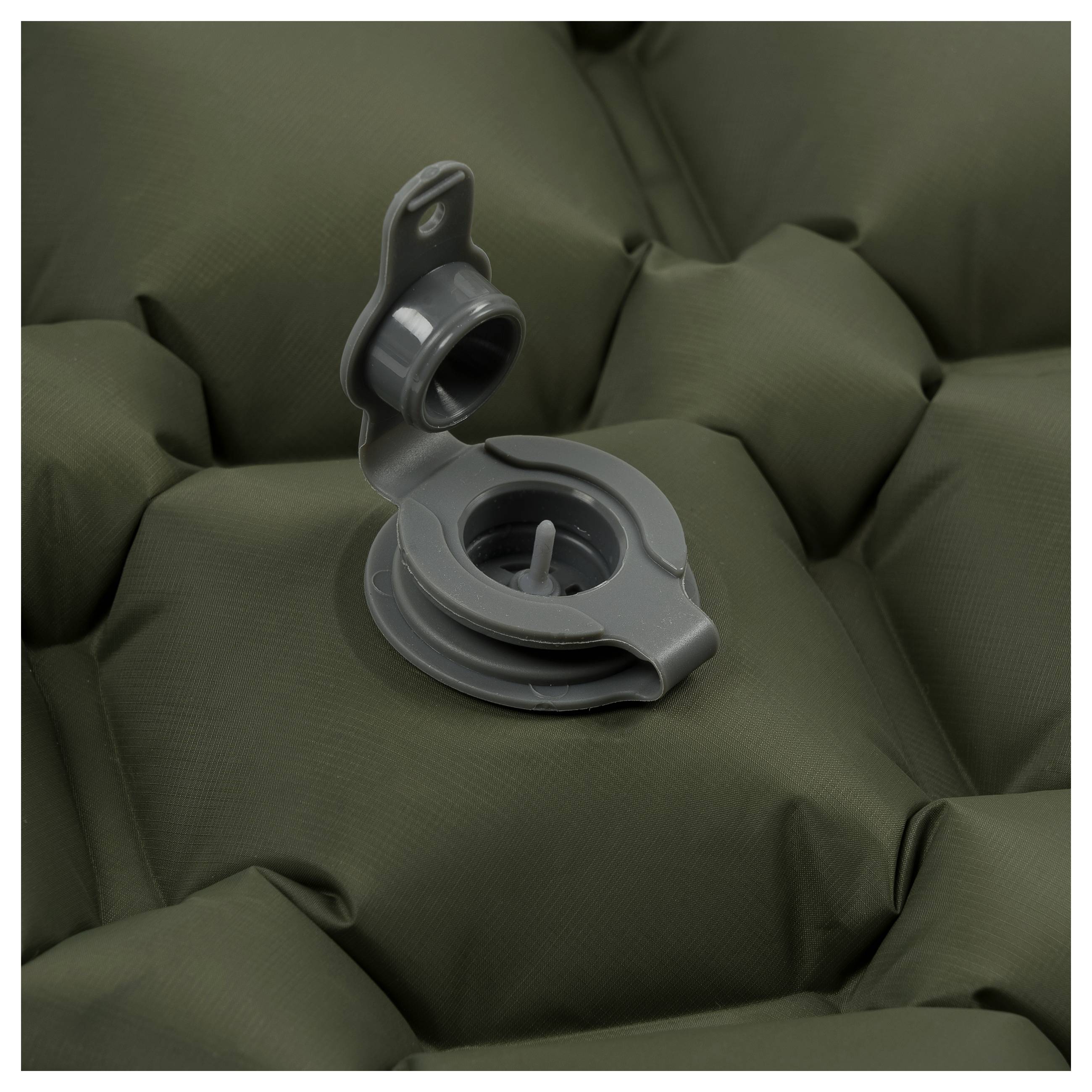 Eine Nahaufnahme eines Edelstahlbechers, die seine glänzende, glatte Oberfläche und zylindrische Form zeigt.