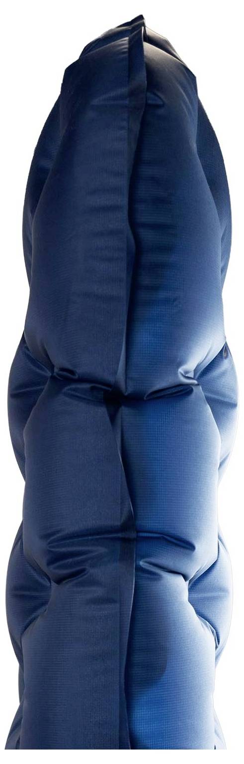 Eine Nahaufnahme eines blauen, gepolsterten Objekts mit einer Reihe verbundener, weicher, rechteckiger Segmente, die vertikal angeordnet sind.