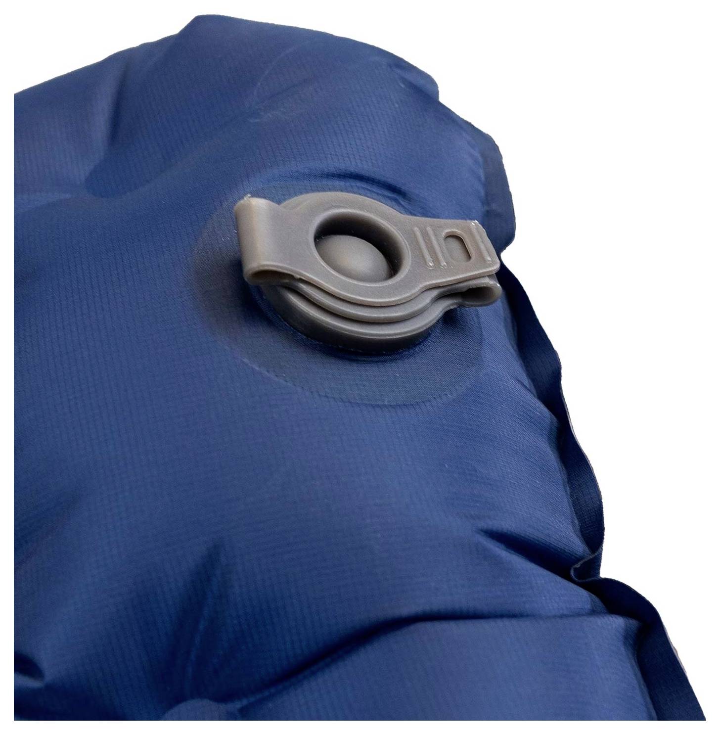 Eine Nahaufnahme des Luftventils eines blauen aufblasbaren Floßes, die das kreisförmige Ventil und seine graue Kunststoffkappe zur Luftdichtung zeigt.