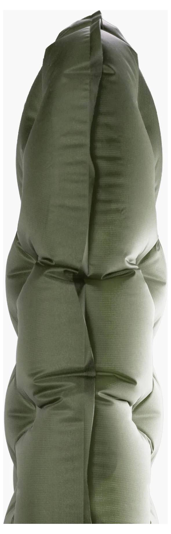 Eine Nahaufnahme eines dunkelgrünen gesteppten Stoffes, vertikal angezeigt, zeigt ein Muster aus vertikalen Nähten und einer weichen, gepolsterten Textur.