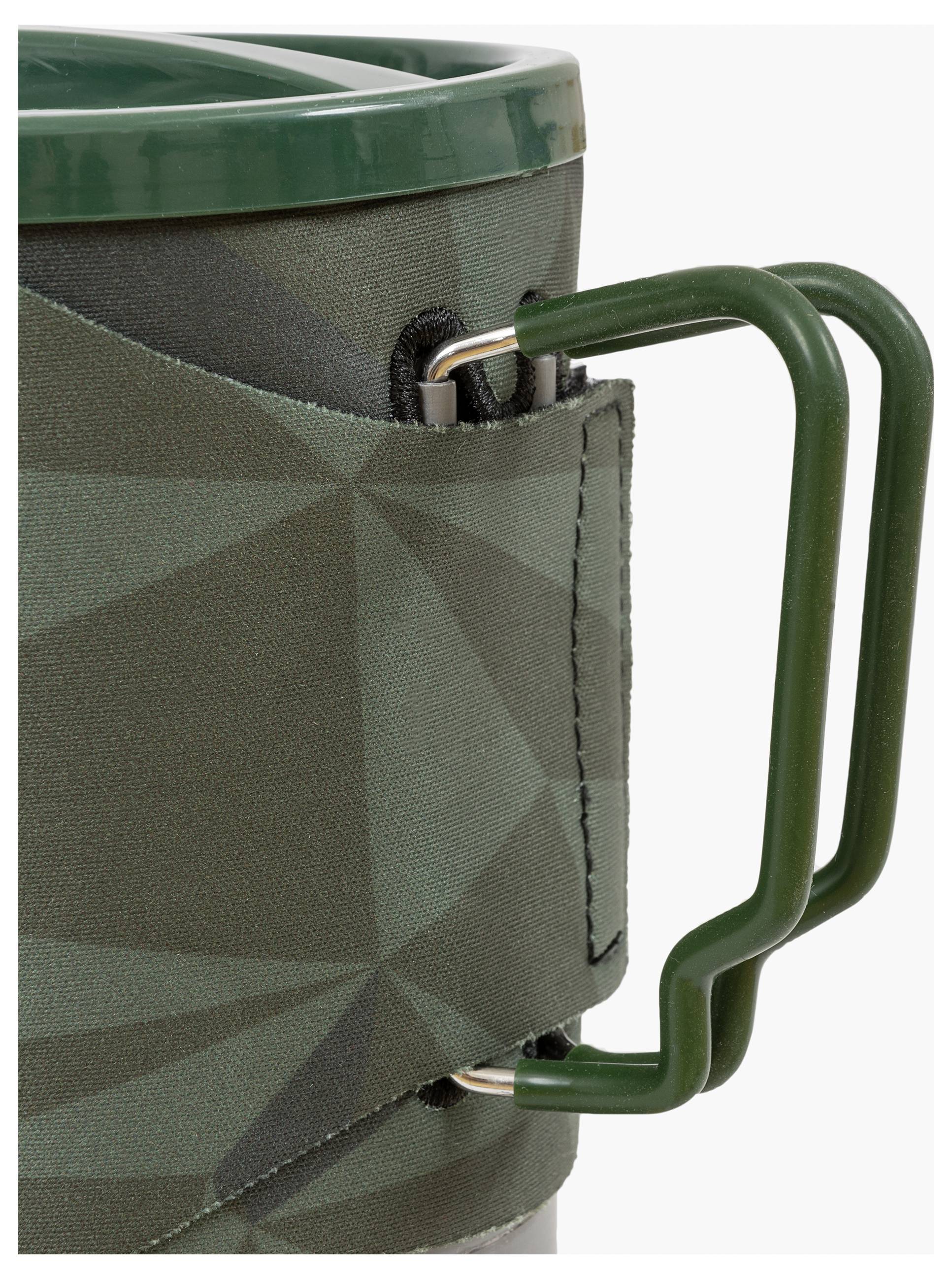 Grüne Thermoskanne mit geometrischem Muster und zusammenklappbarem Griff, entworfen für Portabilität und Outdoor-Nutzung.