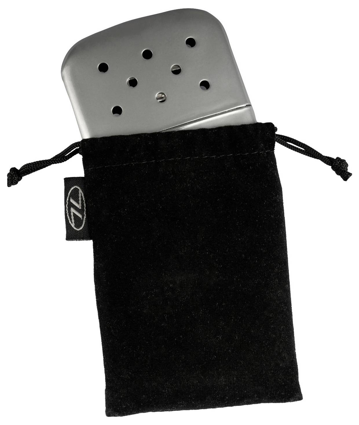 Eine metallische Handwärmflasche, die teilweise in einen schwarzen Samttasche mit Zugschnur eingeführt ist, mit einem kleinen Logo-Etikett an der Seite.