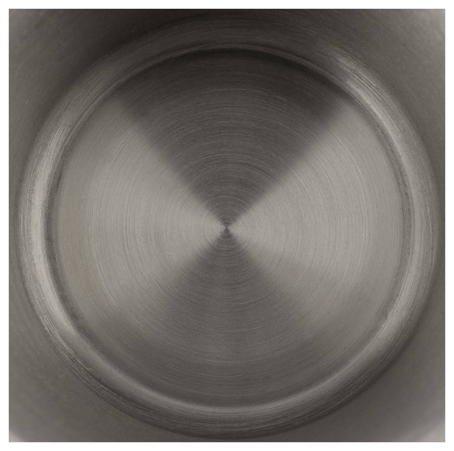 Eine Nahaufnahme der gebürsteten Metalloberfläche in einem Becher oder Behälter, die kreisförmige Muster und eine polierte, reflektierende Textur zeigt.