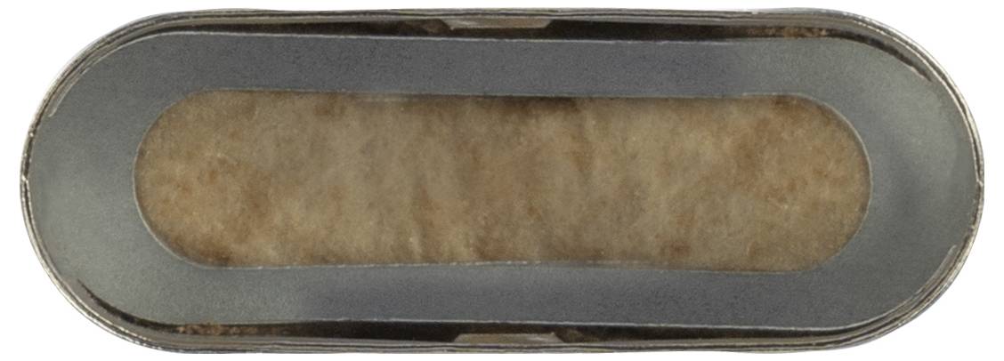 Eine Nahaufnahme einer Metallkomponente mit einem ovalen Ausschnitt, die Isolations- oder Polstermaterial im Inneren zeigt.