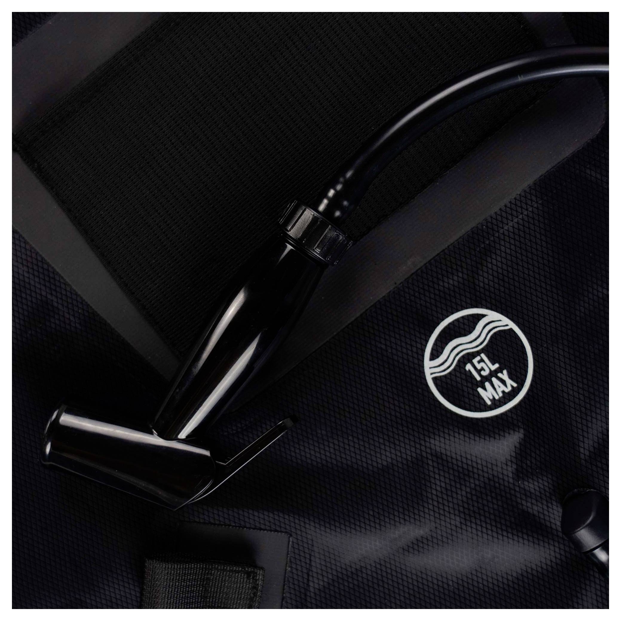 Ein schwarzer Rucksack mit einem angebrachten Schlauch, mit einem 