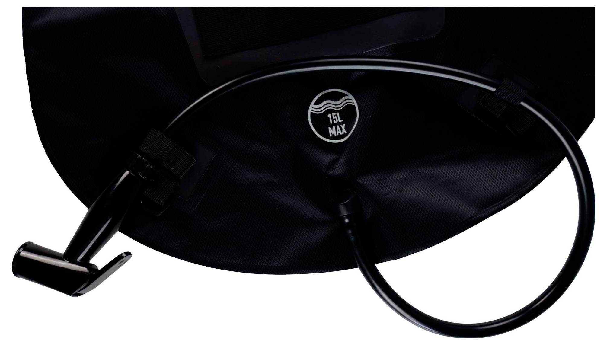 Ein schwarzer aufblasbarer Beutel mit angebrachtem Schlauch, gekennzeichnet mit „15L MAX