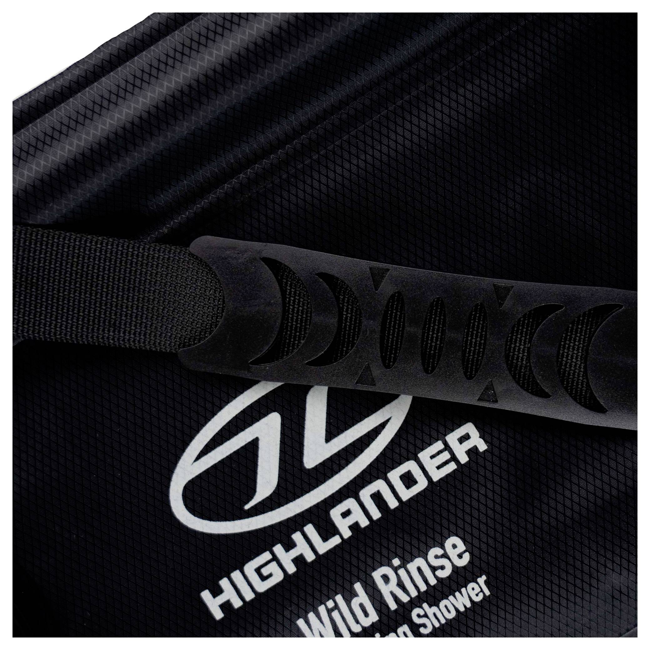 Schwarze Tasche mit Riemen, mit dem Text „HIGHLANDER Wild Rinse Portable Shower