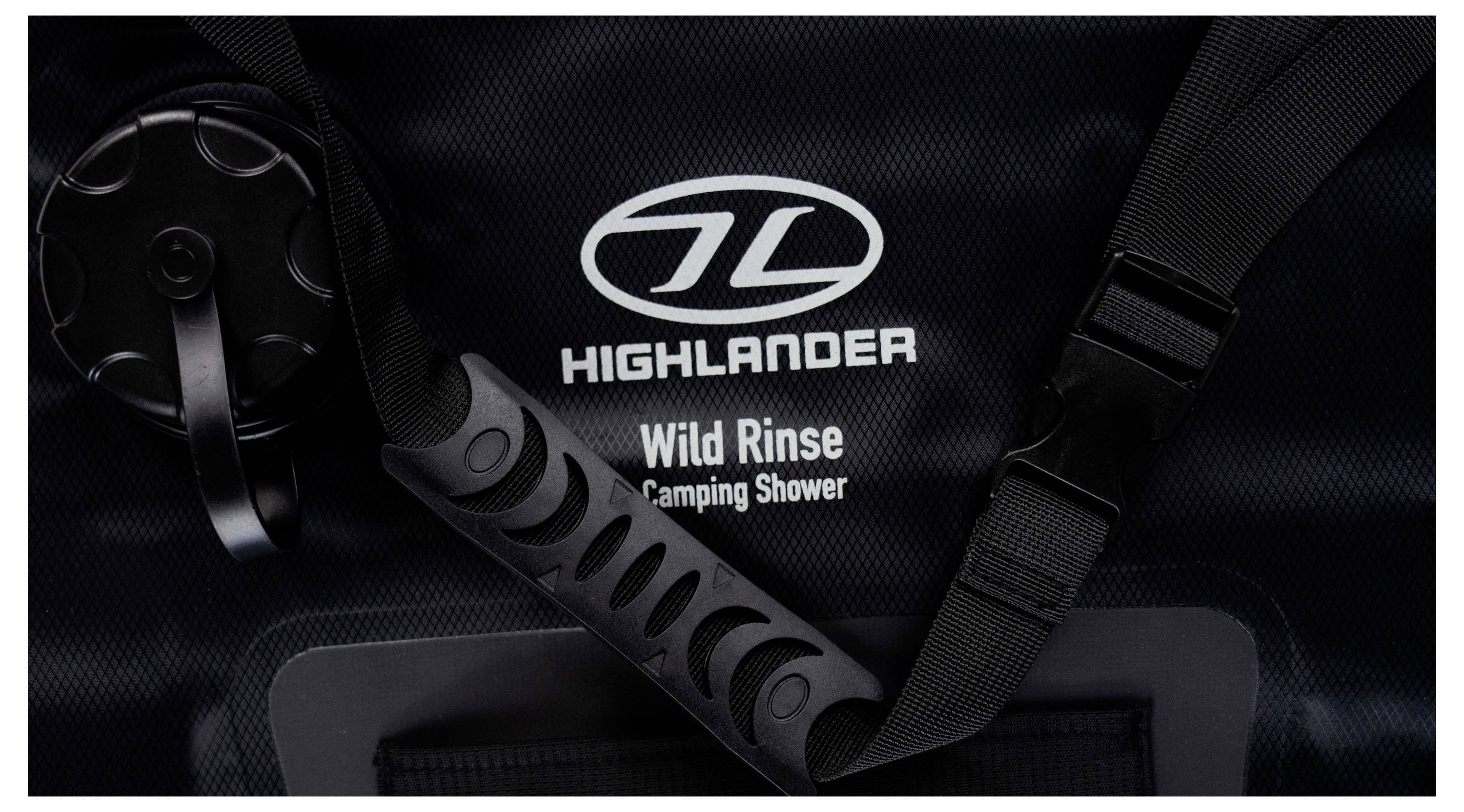Eine schwarze Highlander 'Wild Rinse Camping Shower' Tasche mit Riemen und sicherem Verschlussdeckel, verwendet für Duschen im Freien.