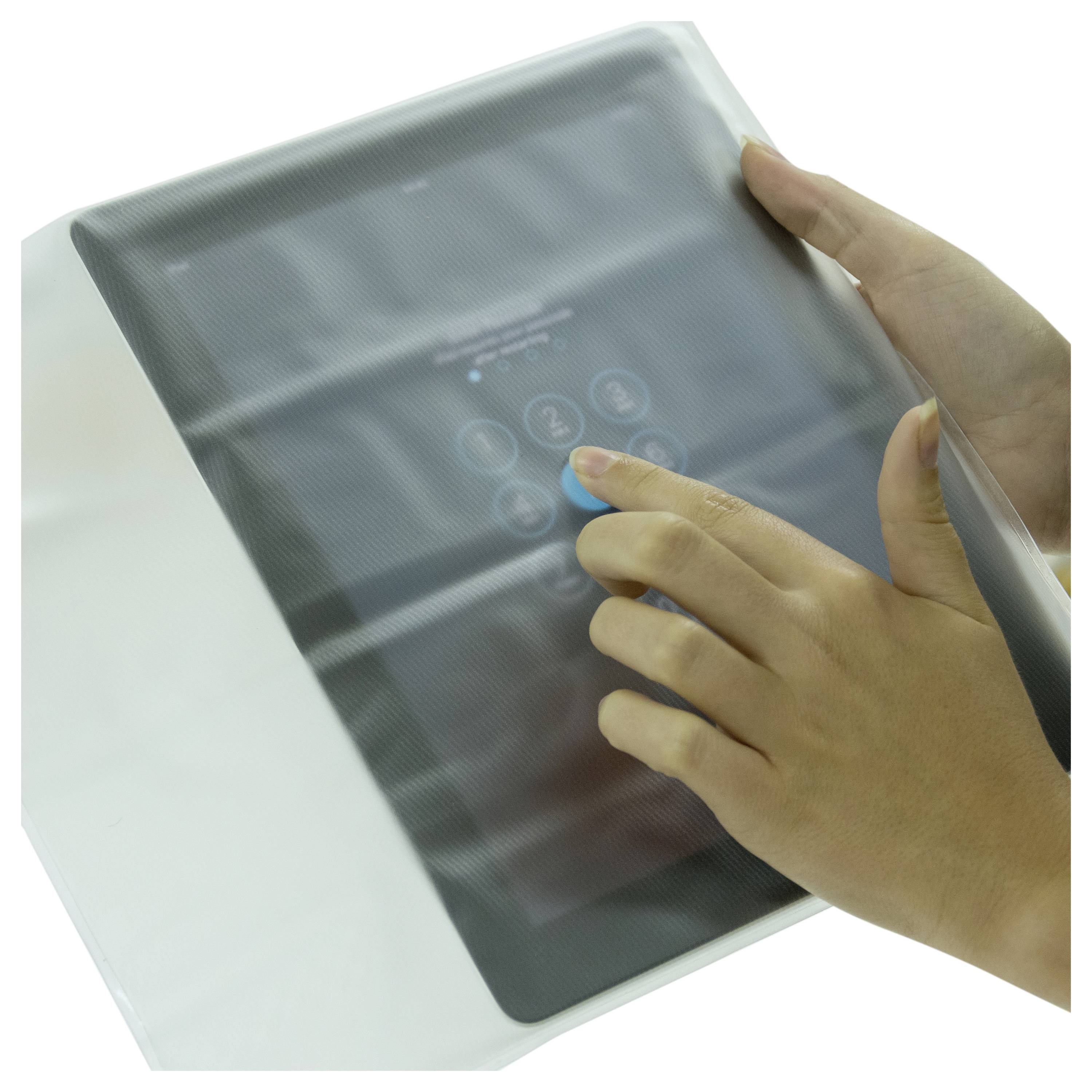 Eine blaue isolierte Reiseflasche mit strukturiertem grauem Muster und sicherem Deckel, mit einer kleinen Öffnung zum Trinken und einem seitlichen Griff für einfaches Transportieren.