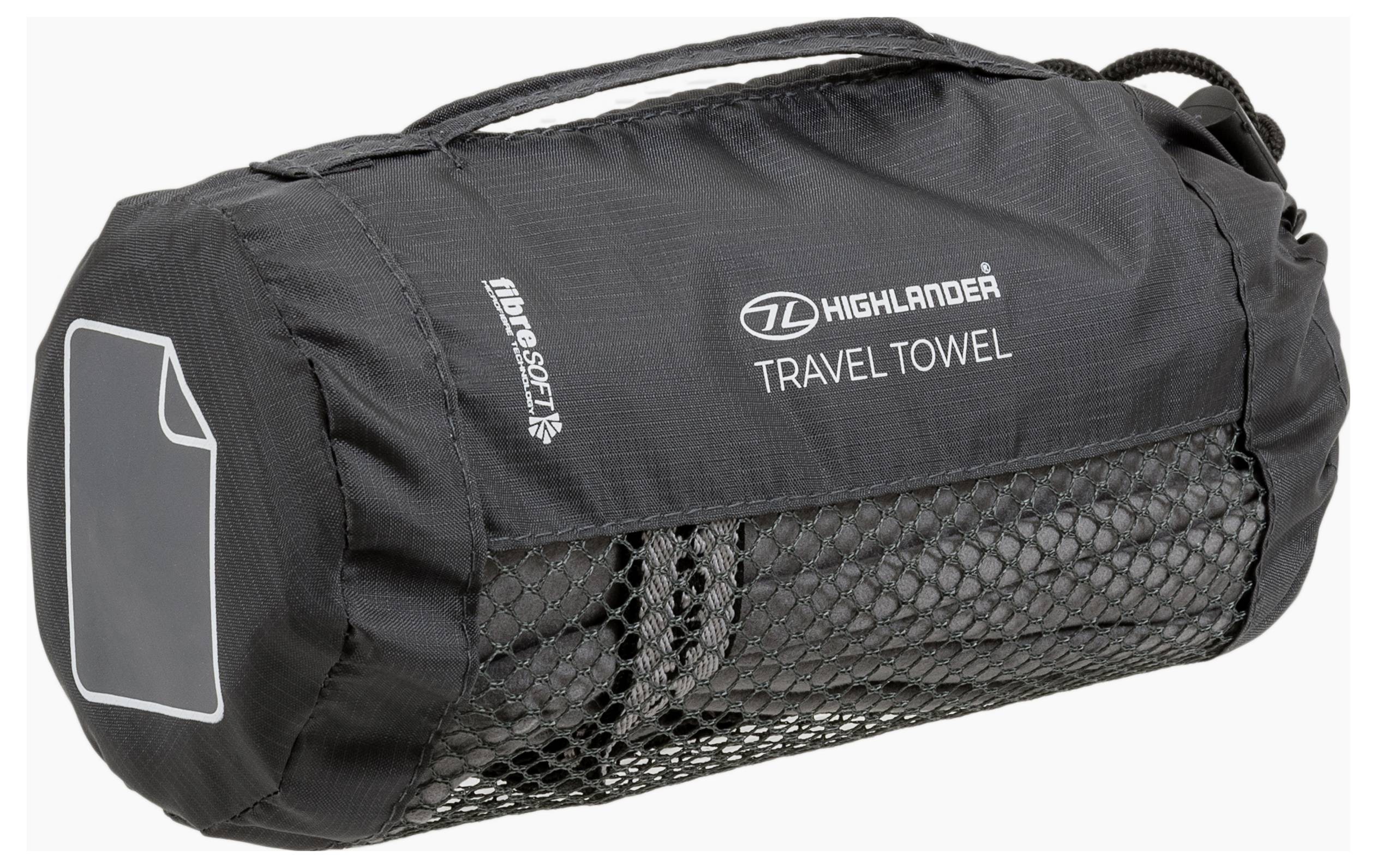 Ein schwarzes Reisehandtuch in einem Netz-Transportbeutel mit der Bezeichnung „Highlander Travel Towel