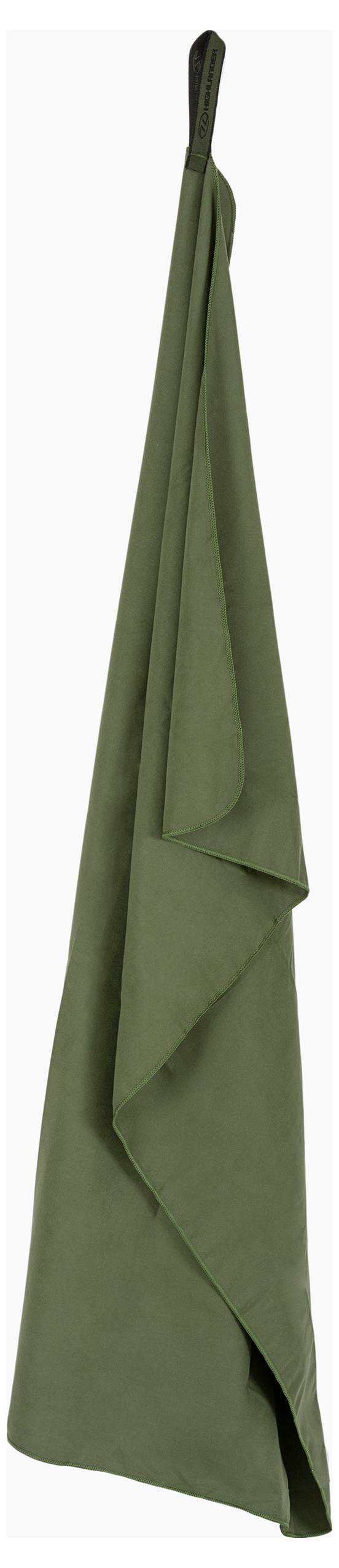 Ein grünes Handtuch, das an einem Haken hängt, drapiert und leicht gefaltet.