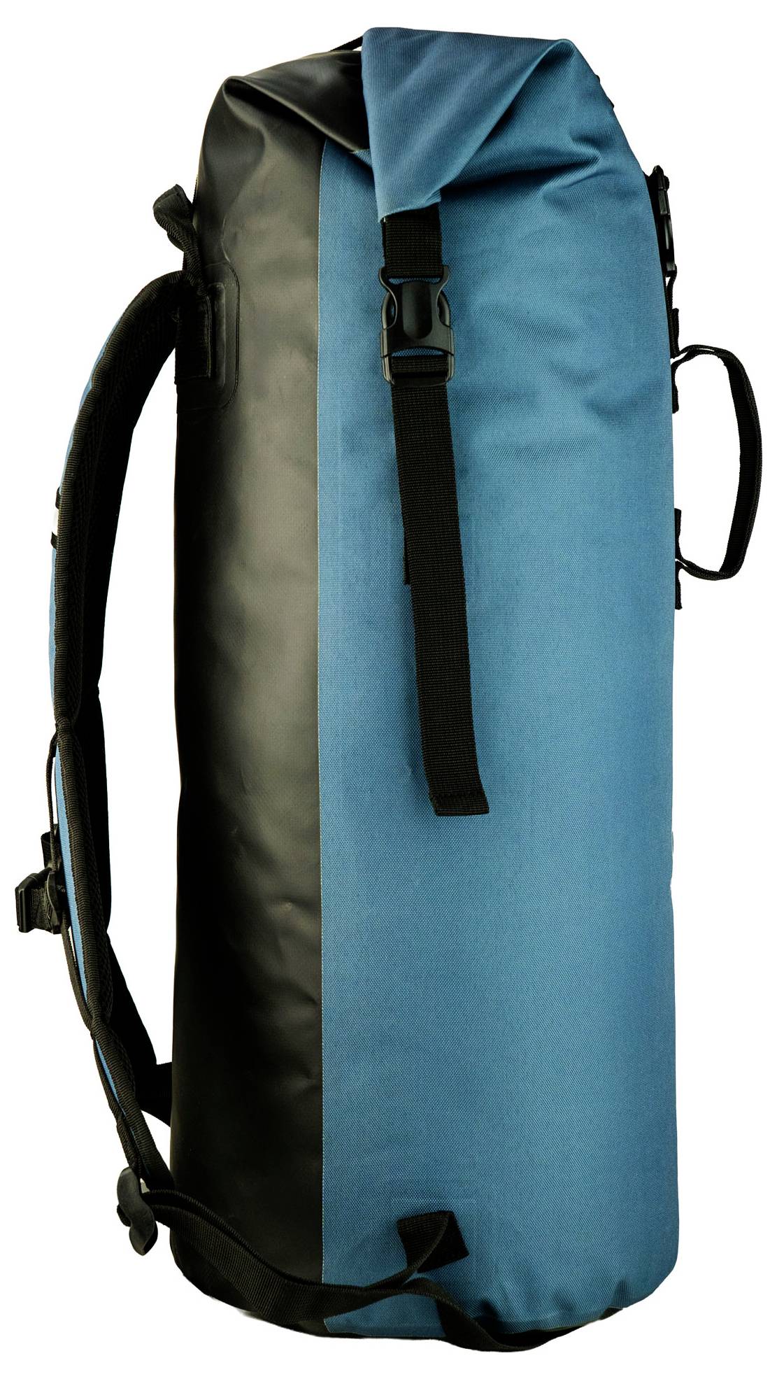 Ein schwarzer Rucksack, aufrecht stehend mit Schultergurten und einem seitlichen Griff, mit einem Rollverschluss, der durch eine Schnallenklappe gesichert ist.