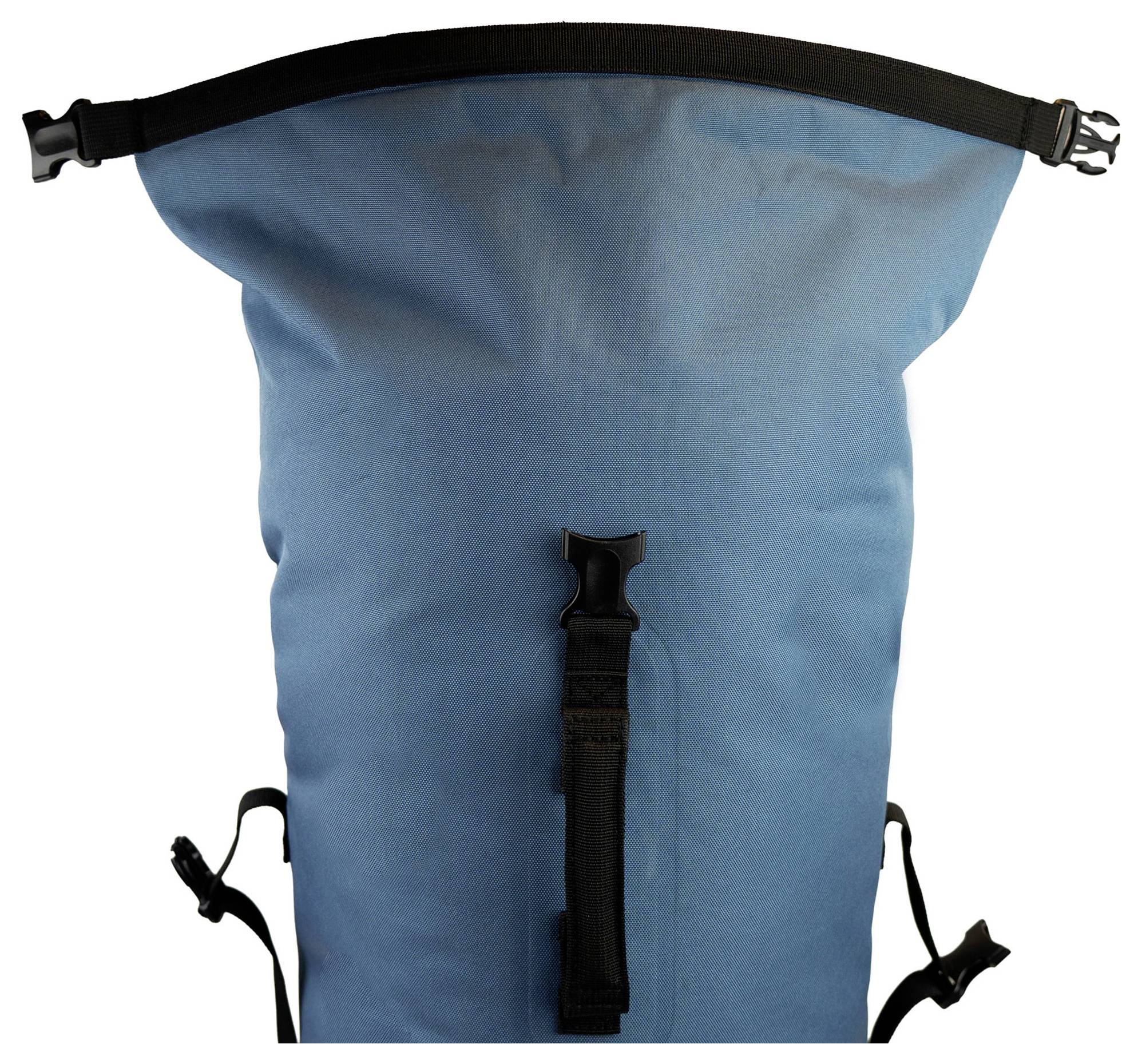 Ein roter wasserdichter Rucksack mit schwarzen Reißverschlüssen und Riemen, wobei eine Nahaufnahme von zwei leicht geöffneten Reißverschlüssen gezeigt wird.