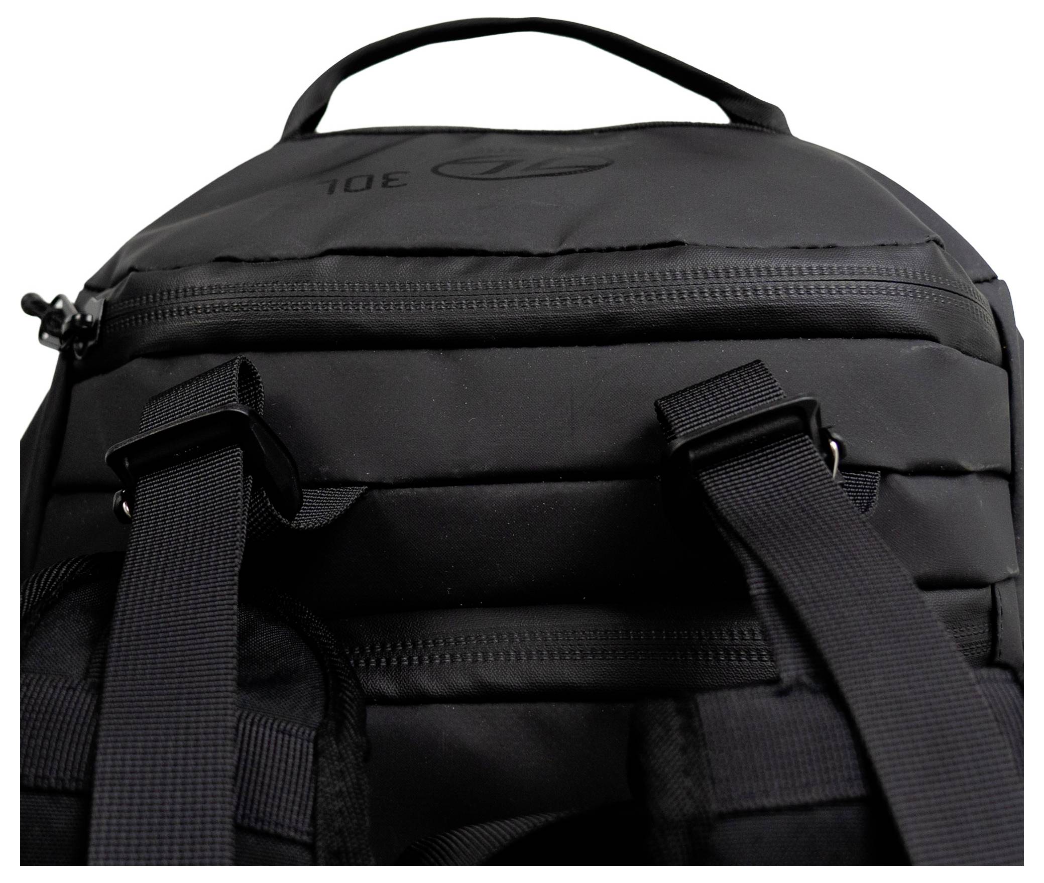 Ein schwarzer Rucksack mit gepolsterten Schultergurten und einem Tragegriff oben. Der Rucksack wirkt robust und ist zum Transport verschiedener Gegenstände geeignet.