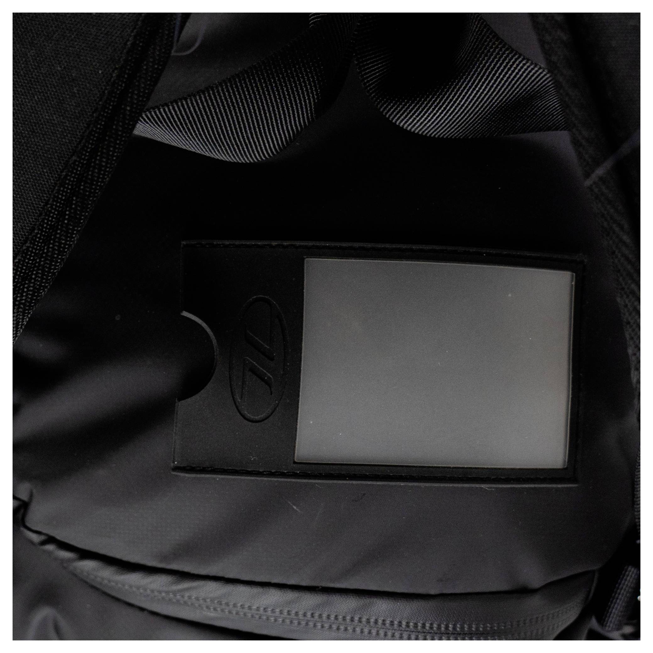 Nahaufnahme eines schwarzen Reißverschlusses auf einer Stoffoberfläche, die detaillierte Nähte und Struktur zeigt. Der Reißverschluss hat zwei Zugschlaufen.