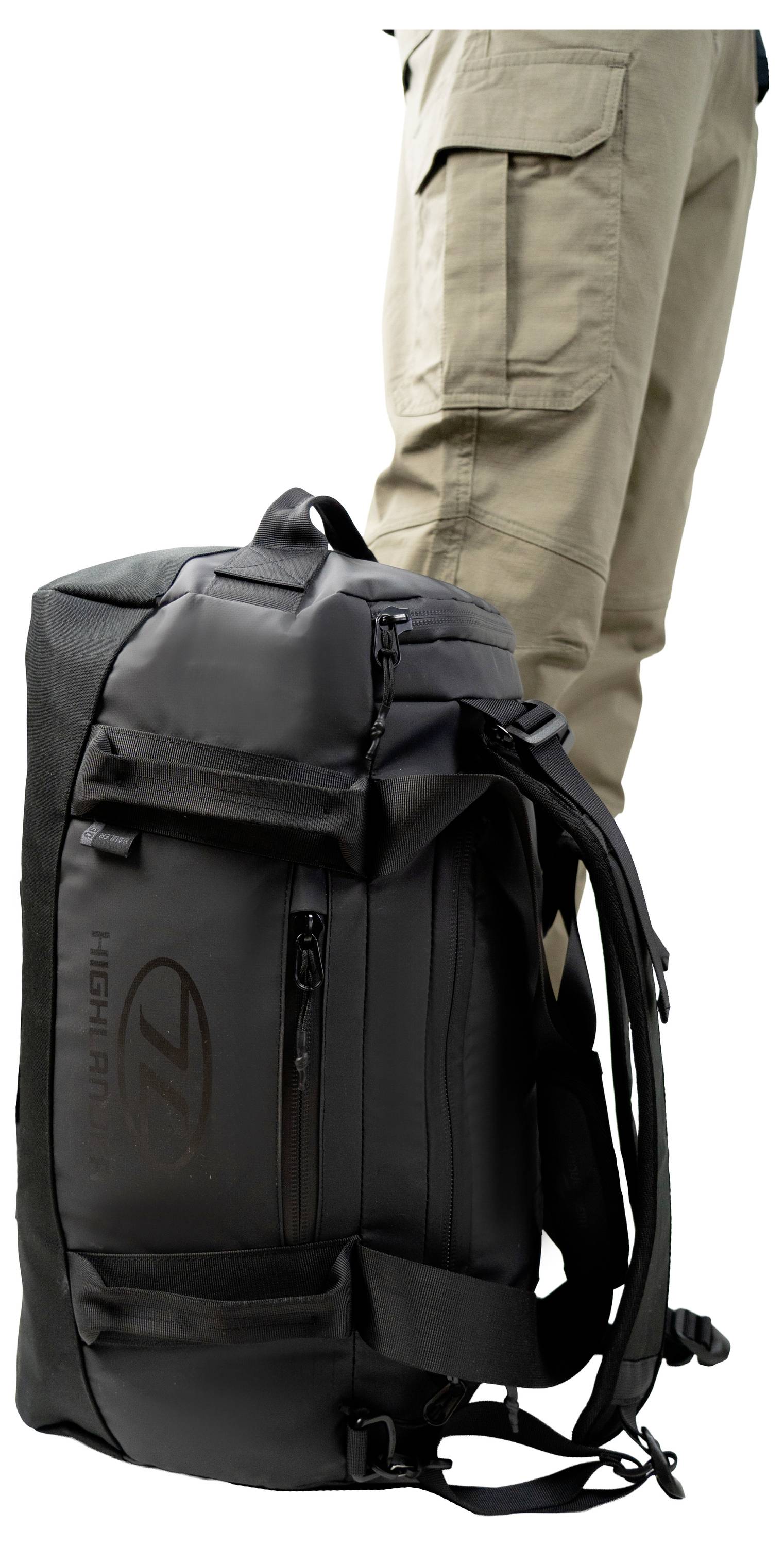 Eine Nahaufnahme eines Gepäckanhängerschlitzes auf einem Koffer, der ein leeres Kunststofffenster zum Einfügen von Identifikationsinformationen zeigt.