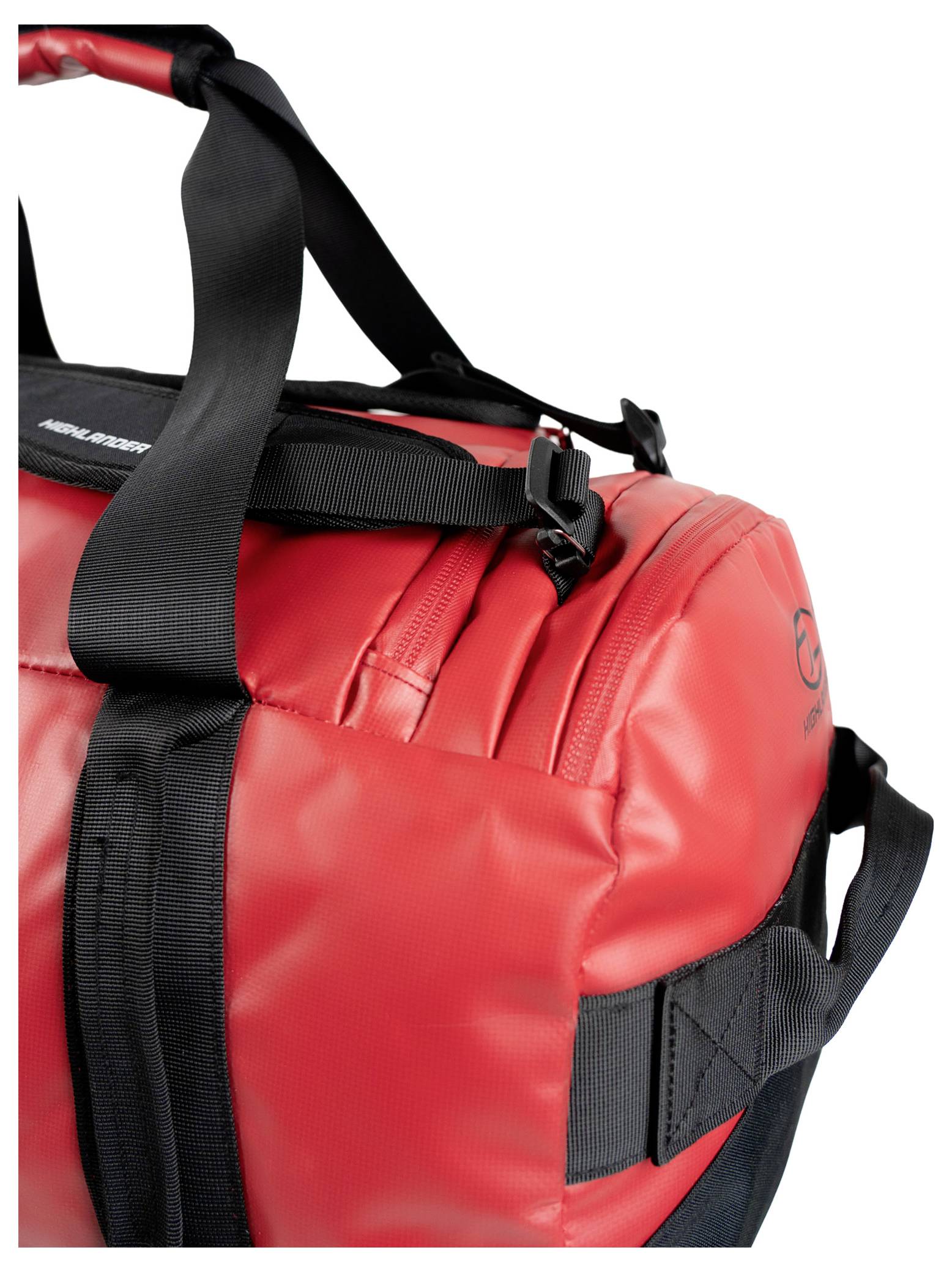 Eine rote Reisetasche mit schwarzen Riemen und sichtbarem Reißverschluss. Die Tasche zeigt ein kleines Logo und Nahtdetails.