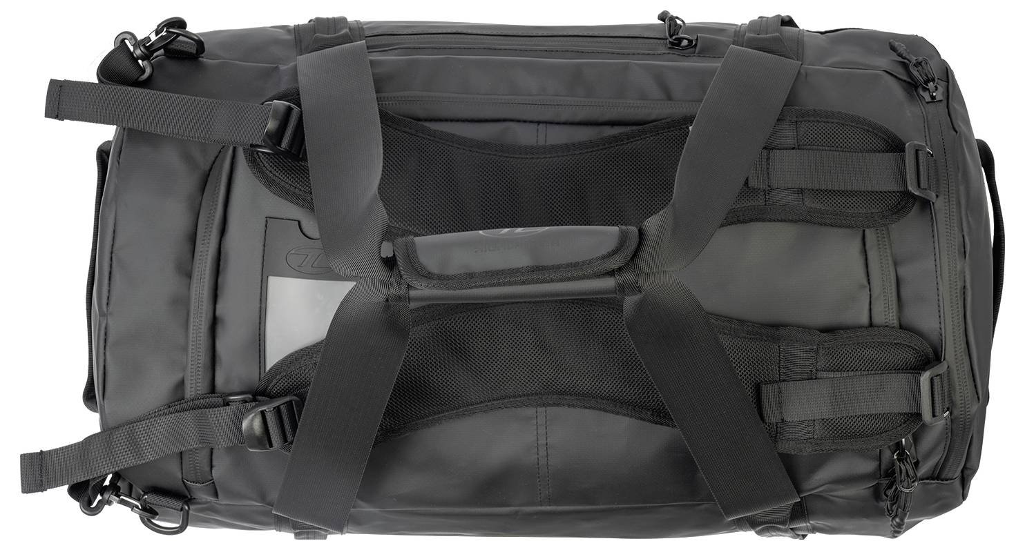 Eine schwarze Reisetasche mit verstärkten Griffen, die das Markenlogo und das Wort „Highlander