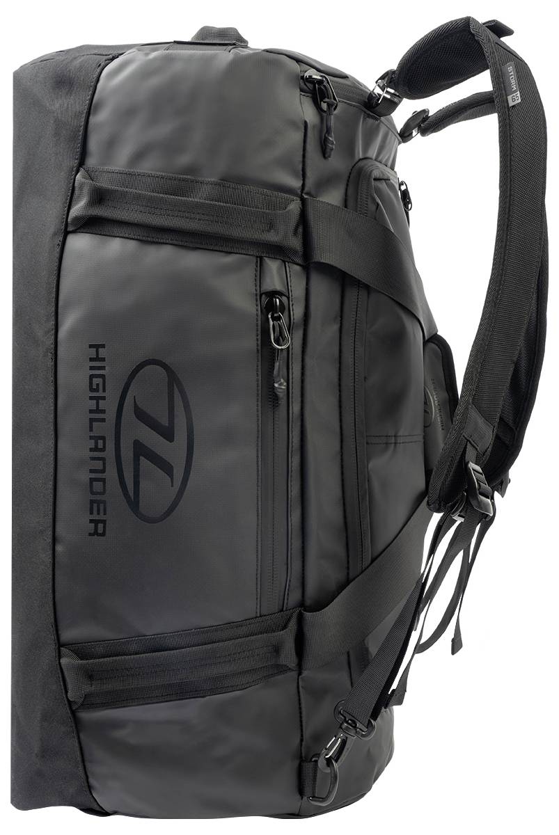 Eine schwarze, große Reisetasche mit mehreren Reißverschlüssen und verstellbaren Schultergurten. Der Markenname 