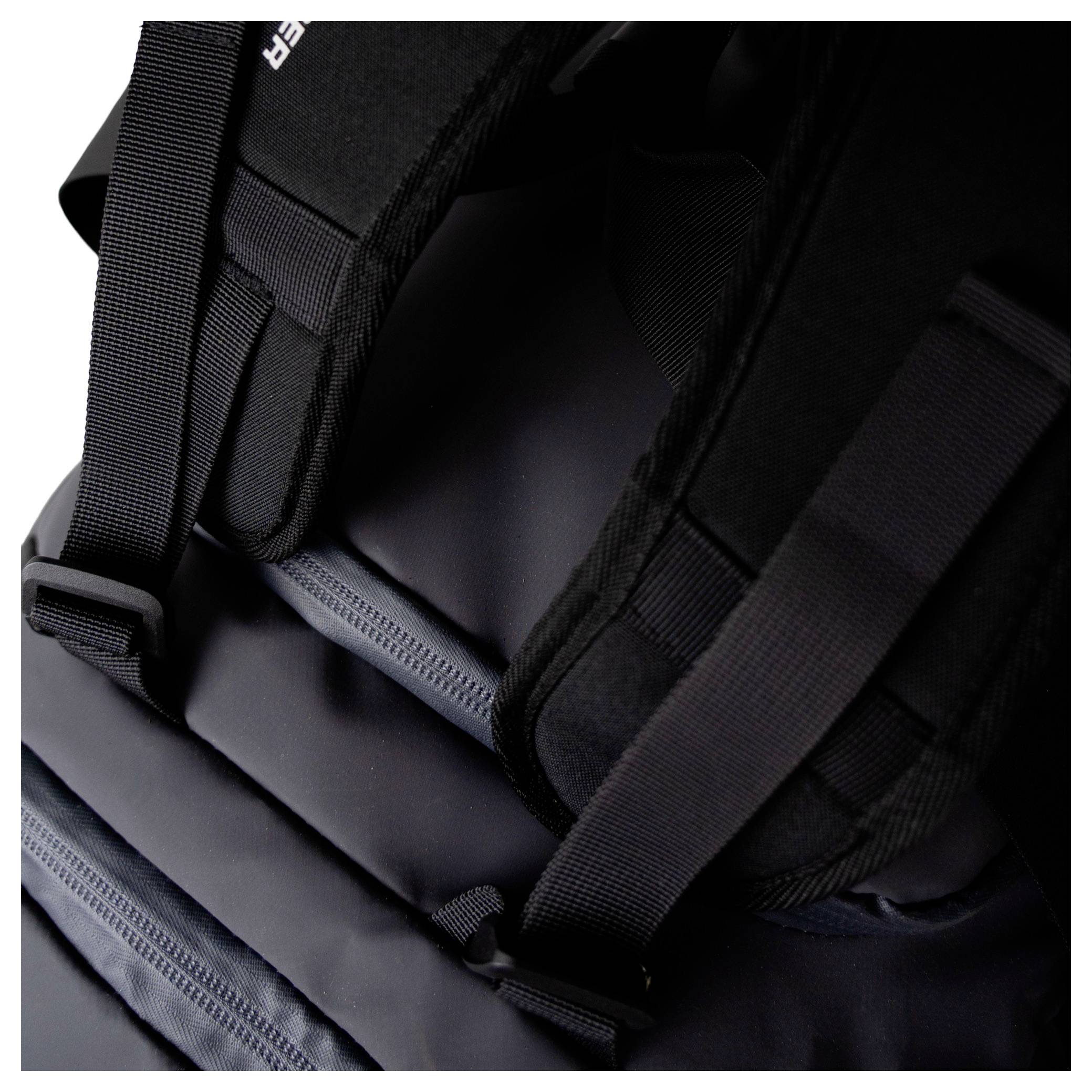 Nahaufnahme schwarzer Rucksackträger und Teil der Tasche, die Nähte und Befestigungspunkte für Haltbarkeit und sicheres Tragen zeigt.