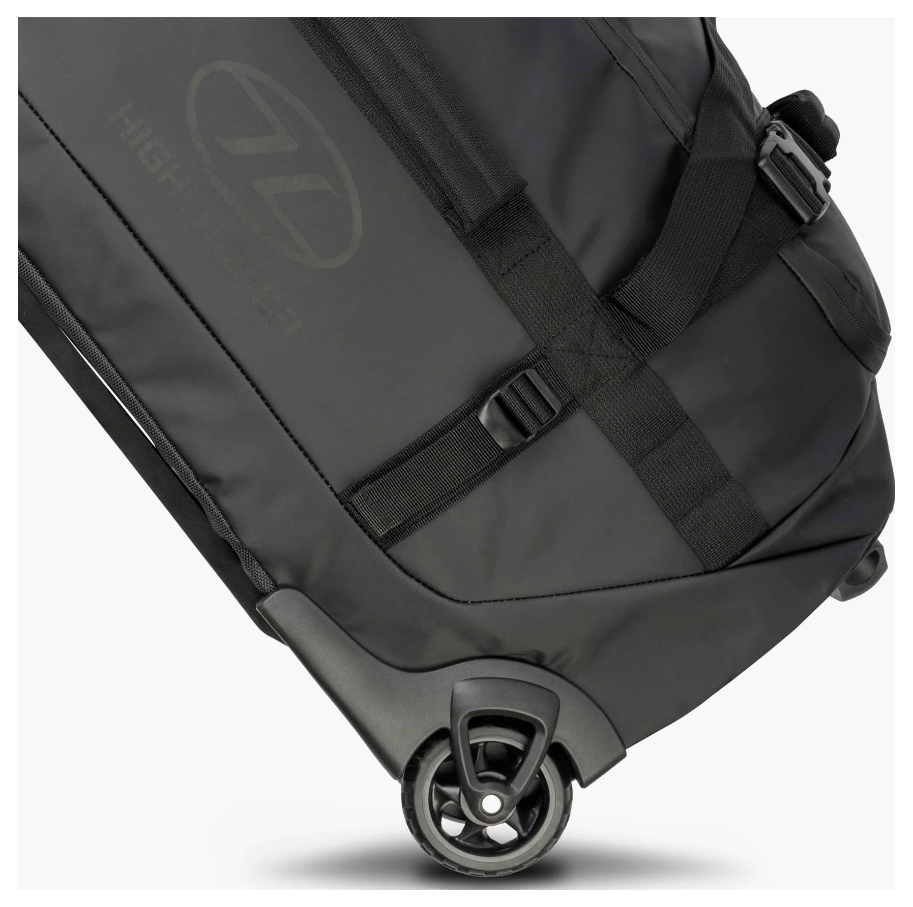 Ein Koffer mit schwarzem Stoff und robusten Rädern wird gezeigt, angewinkelt, um seine stabile Konstruktion und die Leichtigkeit der Bewegung hervorzuheben.