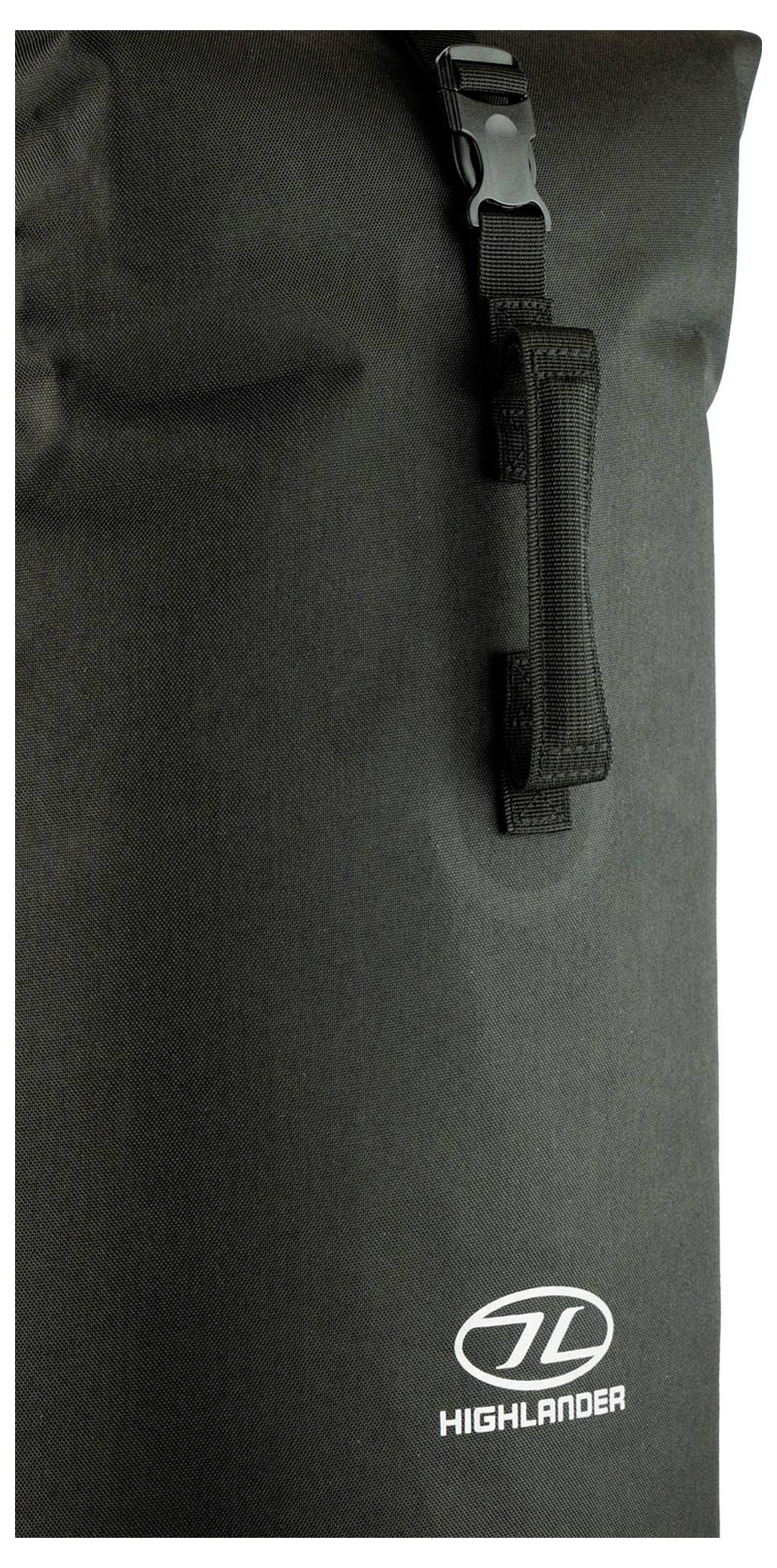 Ein schwarzer Highlander-Trockenbeutel mit Logo und Tragegriff wird gezeigt.