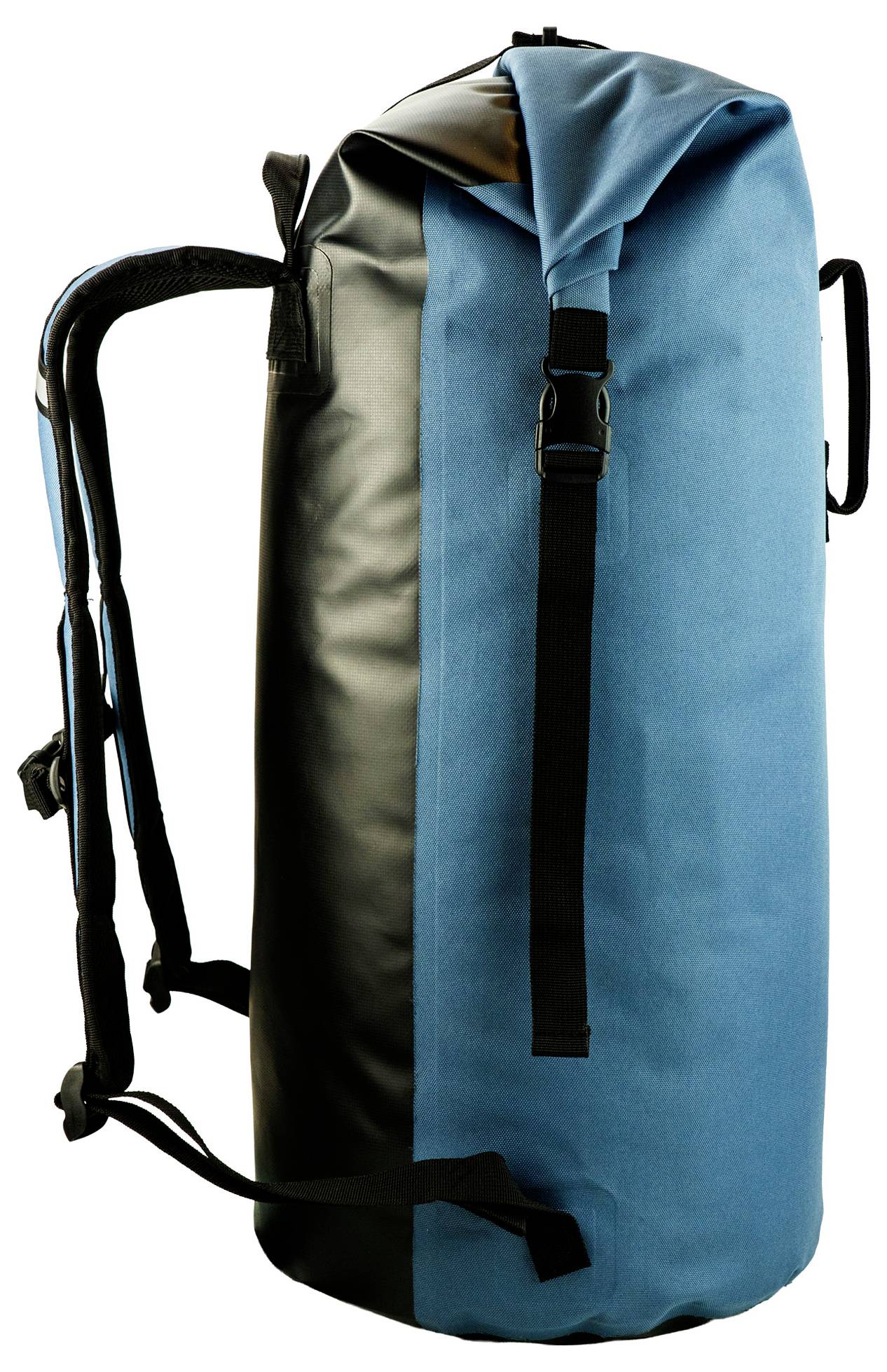 Ein großer blauer wasserdichter Rucksack mit schwarzen Trägern, auf dessen Vorderseite die Marke „Highlander