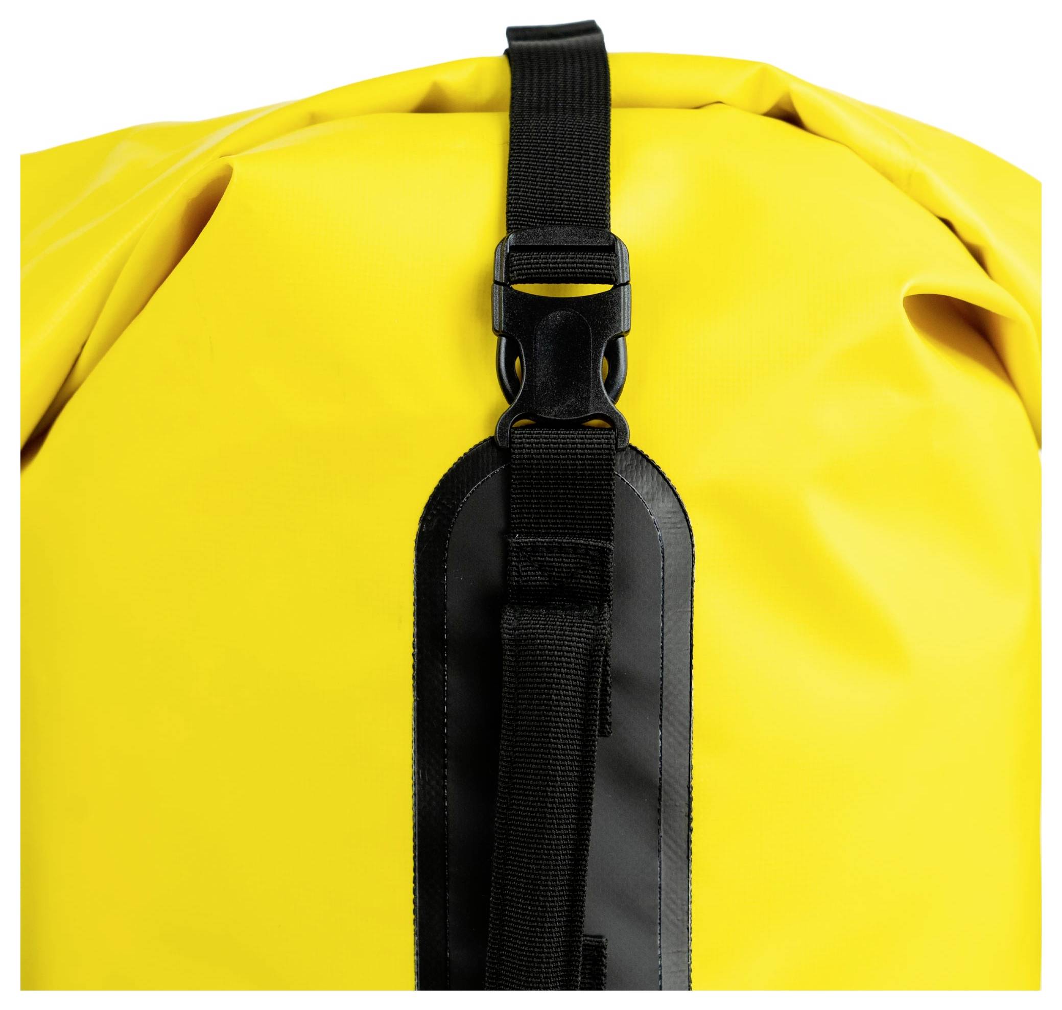 Nahaufnahme eines leuchtend gelben Rucksacks mit schwarzem Riemen und Schnalle. Das Material wirkt wasserabweisend und unterstreicht die Langlebigkeit.