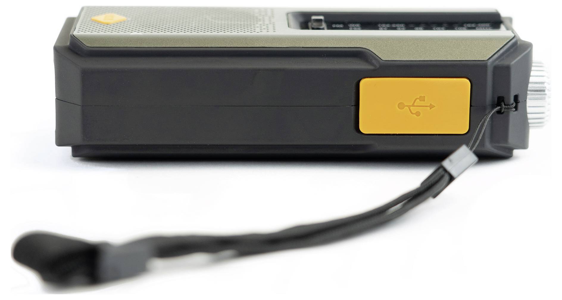 Ein Nahaufnahmebild eines tragbaren schwarzen und grauen elektronischen Geräts mit einem orangefarbenen USB-Anschluss und einem angebrachten Riemen.