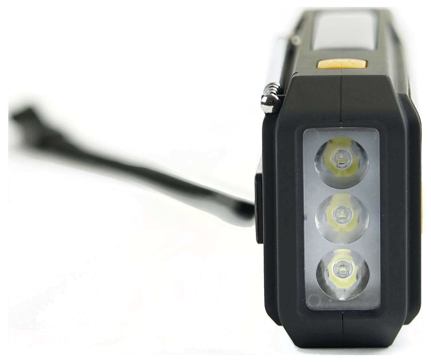 Eine rechteckige tragbare Taschenlampe mit drei sichtbaren hellen LED-Leuchten, mit einem Seitenschalter und einem Handgelenksriemen am Ende befestigt.