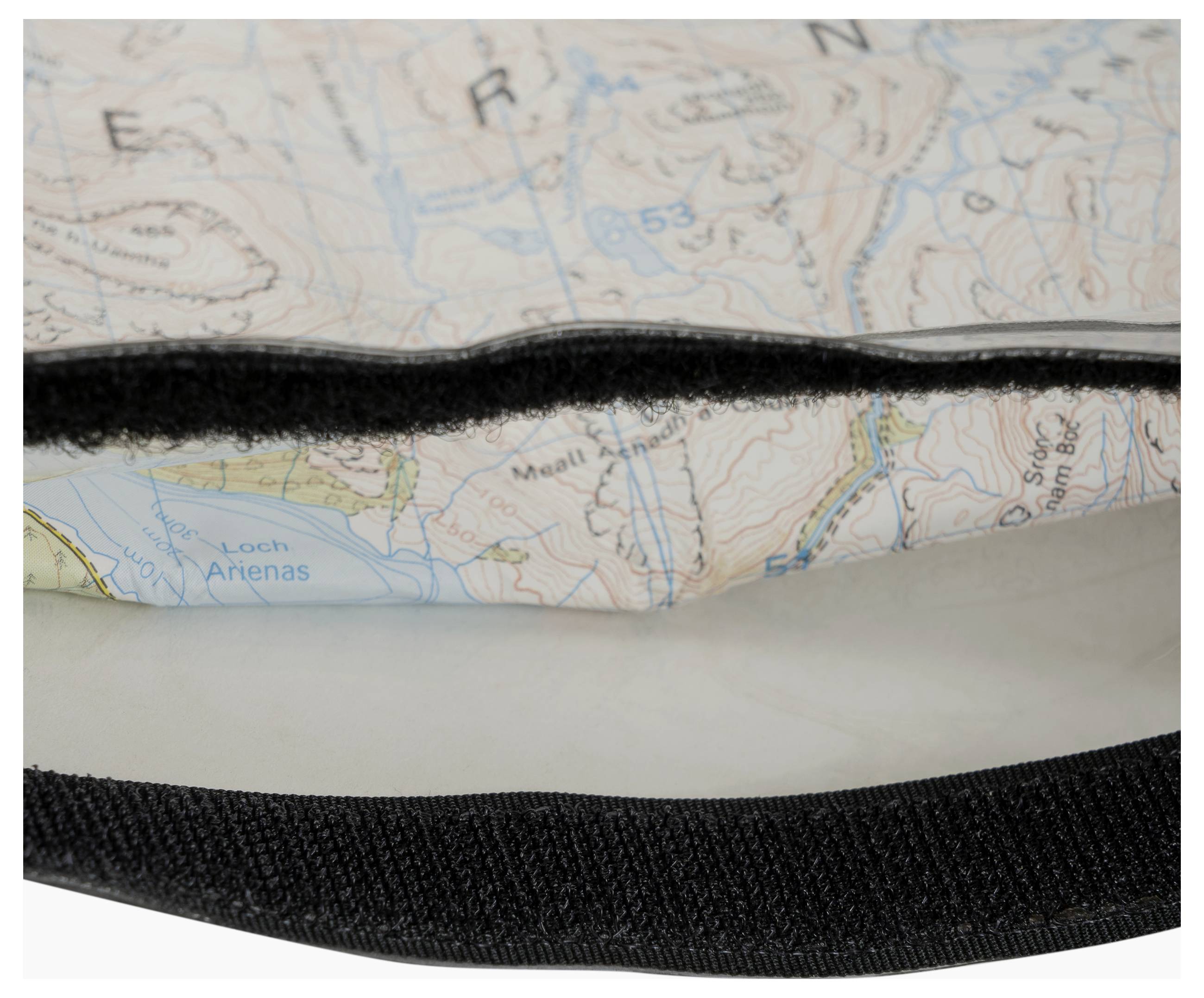 Eine topografische Karte, die teilweise durch die Öffnung einer Tasche mit schwarzem Rand sichtbar ist und Höhenlinien sowie Teiltext geografischer Merkmale zeigt.