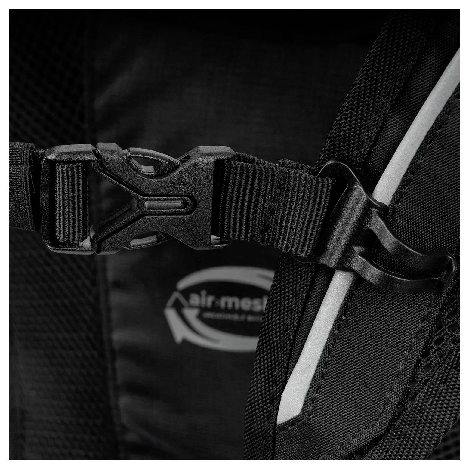 Eine Nahaufnahme eines schwarzen Rucksackgurts mit einer Kunststoffschnalle, mit einem „Air-Mesh