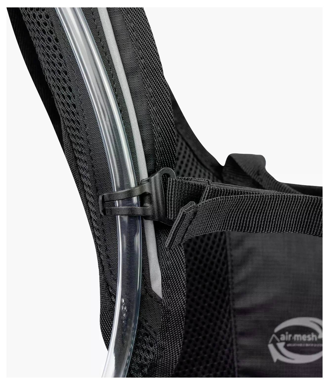 Nahaufnahme eines schwarzen Rucksacks mit Seitendetails, die einen Kunststoffschlauch zeigen, der durch eine Schlaufe geführt wird, wahrscheinlich für Hydratationszwecke.