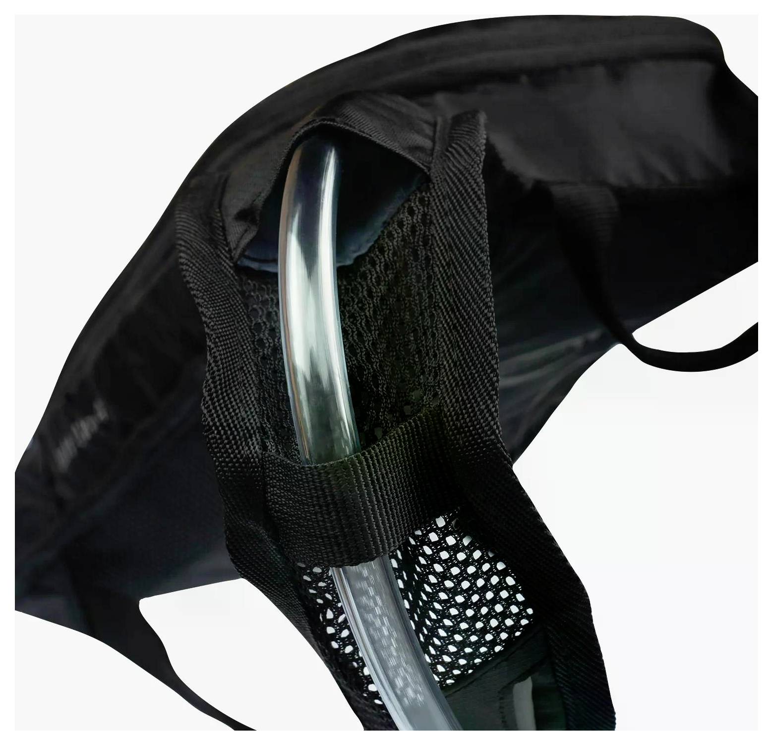 Eine schwarze Mesh- und Stofftasche mit einem durchsichtigen Schlauch, der herausragt, wahrscheinlich Teil eines Hydrationssystems.