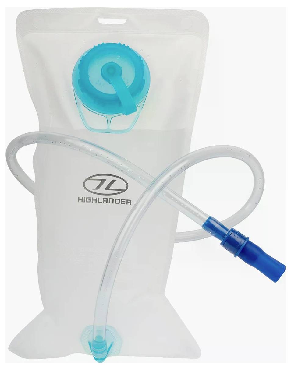 Ein transparenter Wasser-Trinkbeutel mit blauem Verschluss und Schlauch, mit dem Logo „Highlander