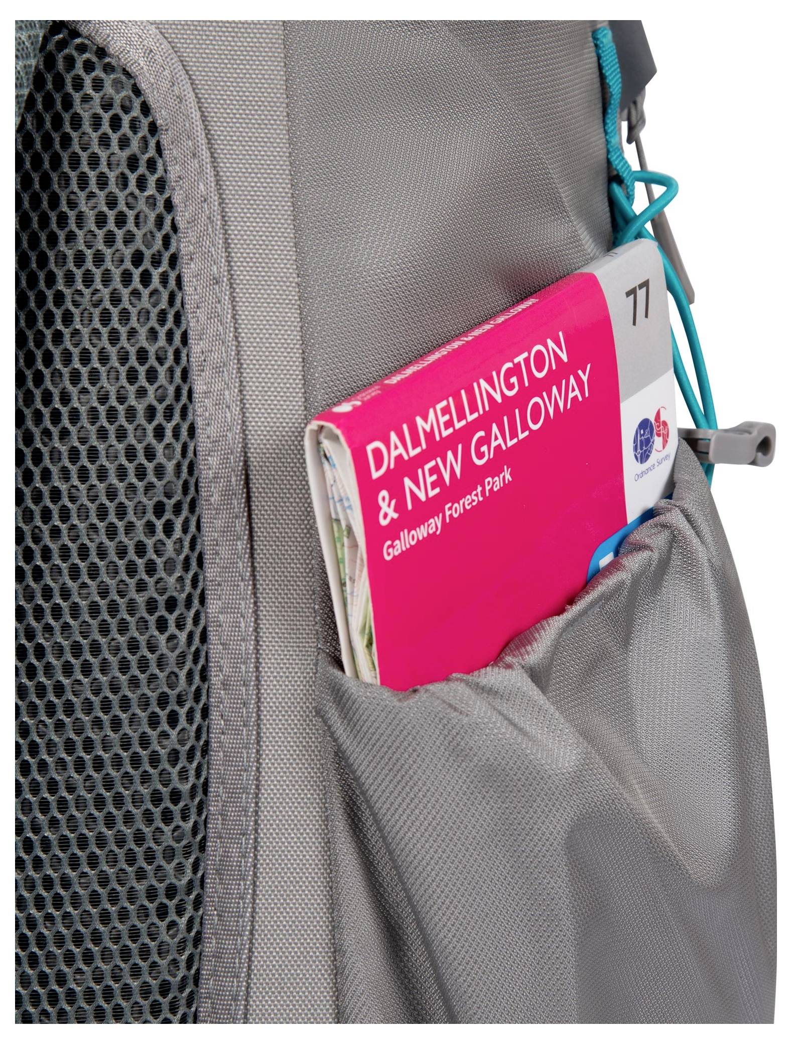 Eine Nahaufnahme der Seitentasche eines Rucksacks, die eine Karte mit der Beschriftung „Dalmellington & New Galloway, Galloway Forest Park