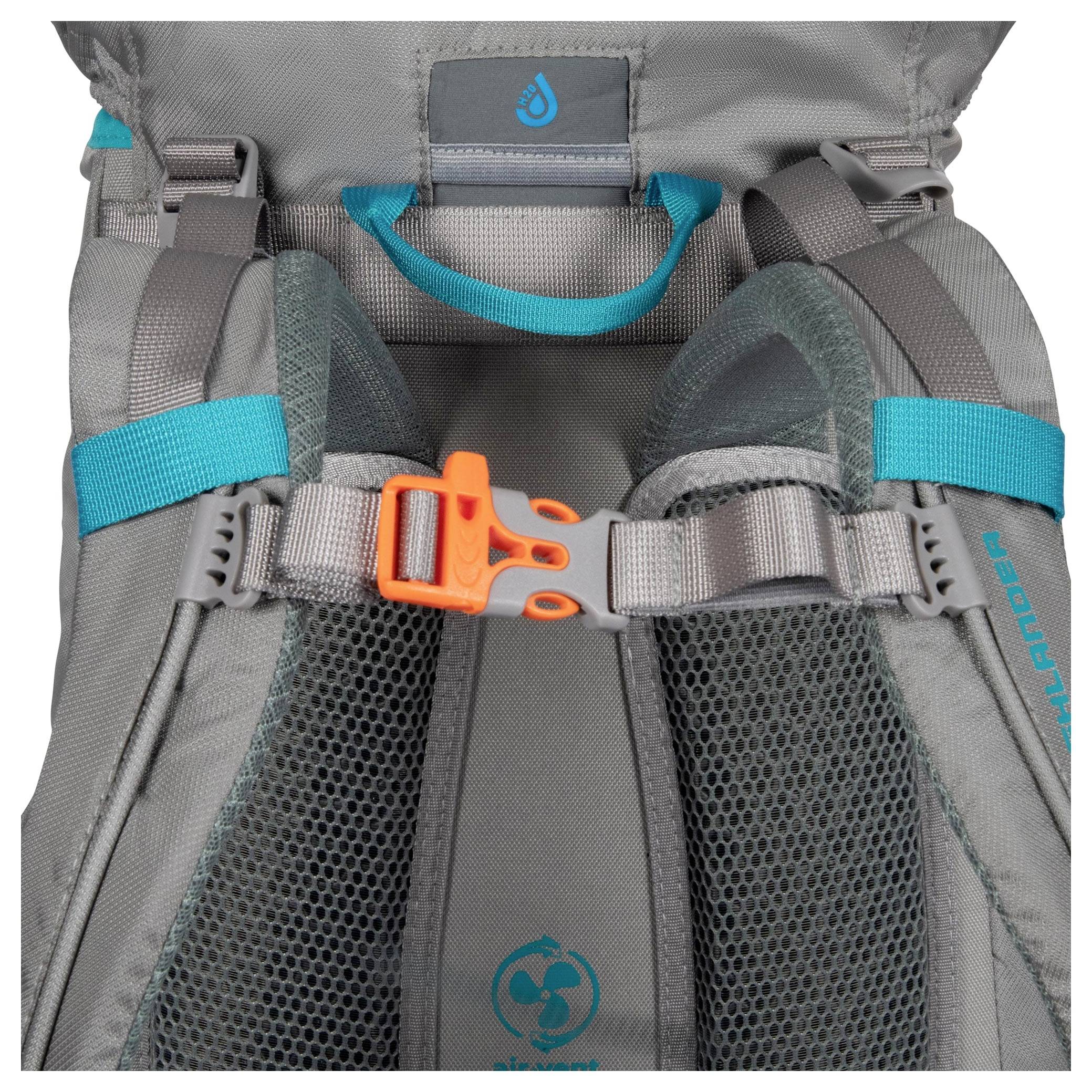 Ein grauer Rucksack mit türkisfarbenen Akzenten, ausgestattet mit verstellbaren Schultergurten, einem orangen Mittelverschluss und einem blauen 