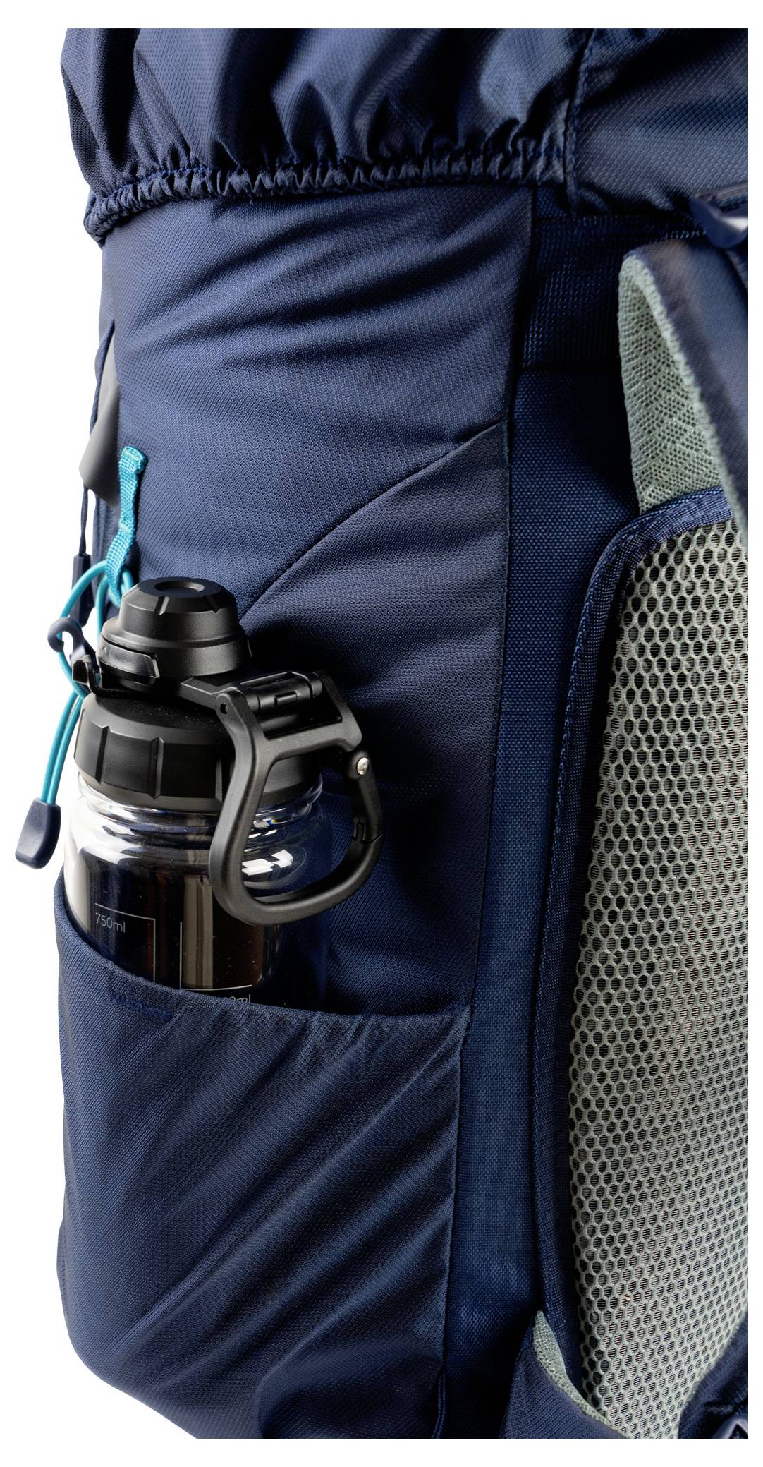 Ein dunkelblauer Rucksack mit einer Netztasche, die eine Wasserflasche an der Seite hält, mit einem hellgrünen Verschluss zur Befestigung.