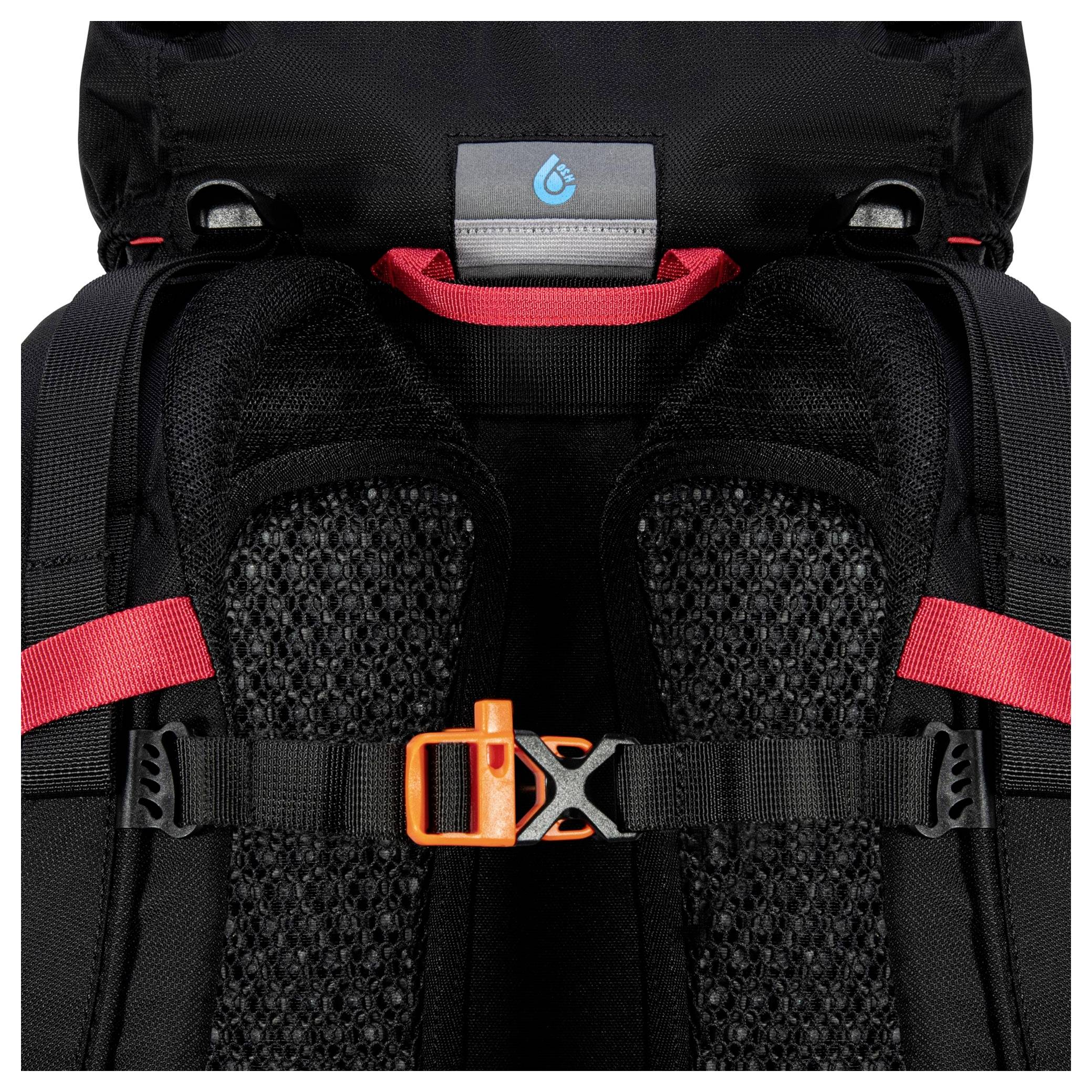 Nahaufnahme eines schwarzen Rucksacks mit roten Akzenten und einer orangefarbenen Schnalle, mit ergonomischen Riemen für Komfort und Halt.