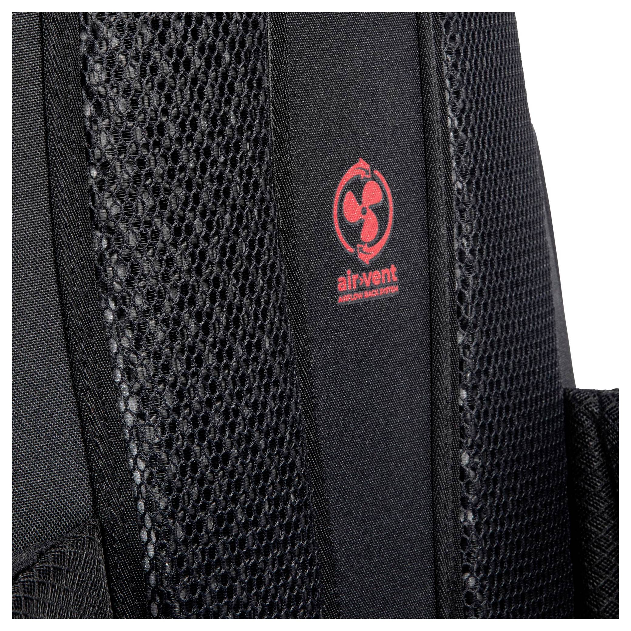 Nahaufnahme des Netz-Polsters eines schwarzen Rucksacks mit rotem 