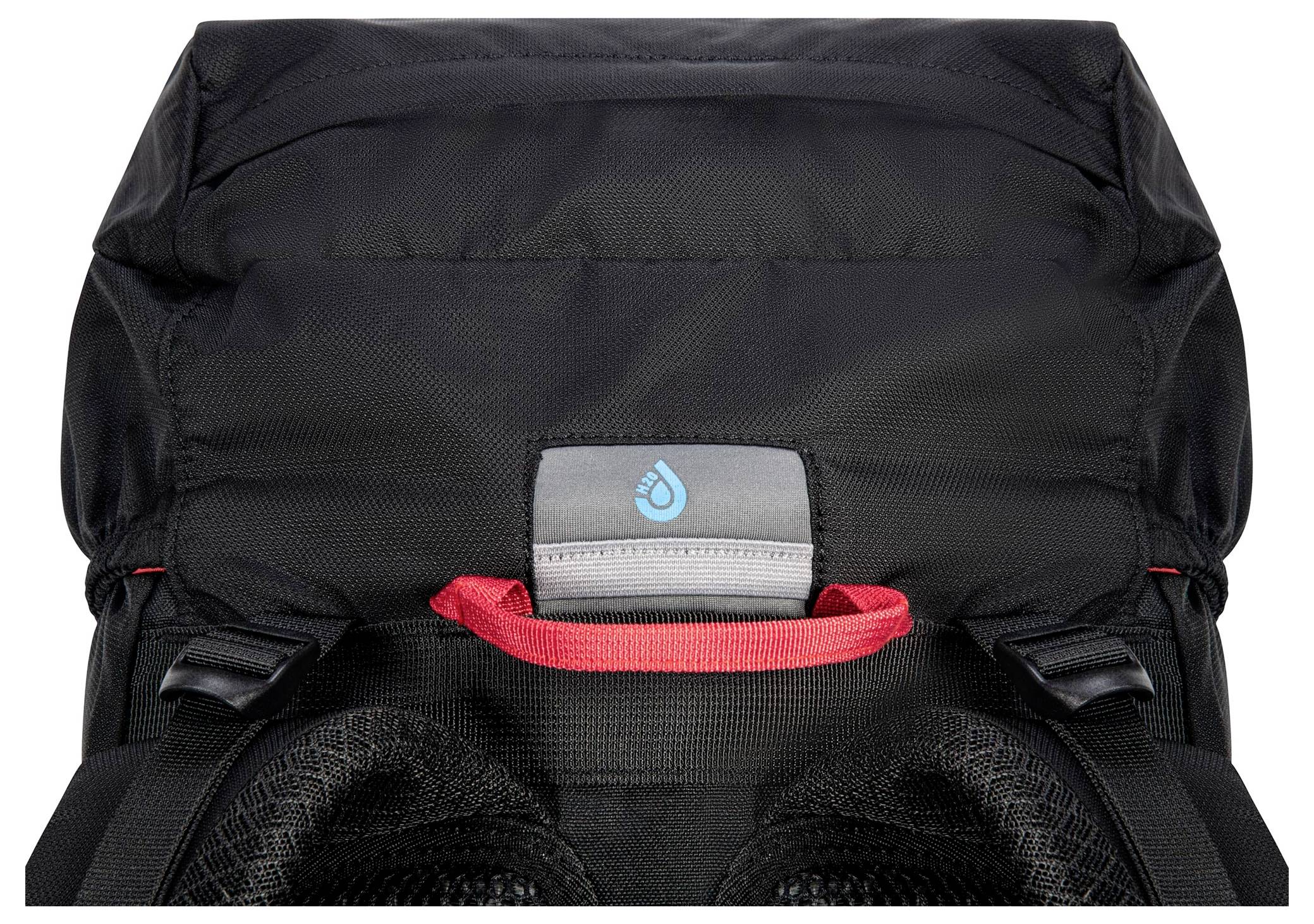 Ein schwarzer Rucksack mit einem roten Griff und einem blauen Wassertropfen-Logo auf der Vorderseite.