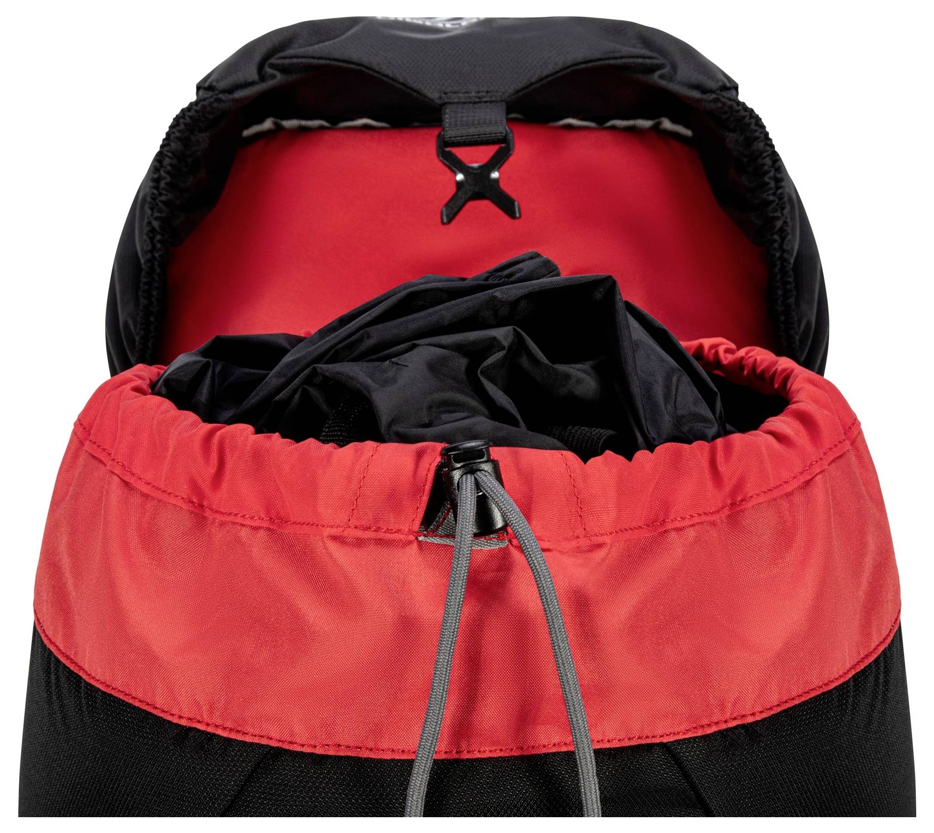 Ein rot und schwarz gestreifter Rucksack mit offener Oberseite, der einen Kordelzugverschluss und einen geräumigen Innenraum zur Aufbewahrung zeigt.