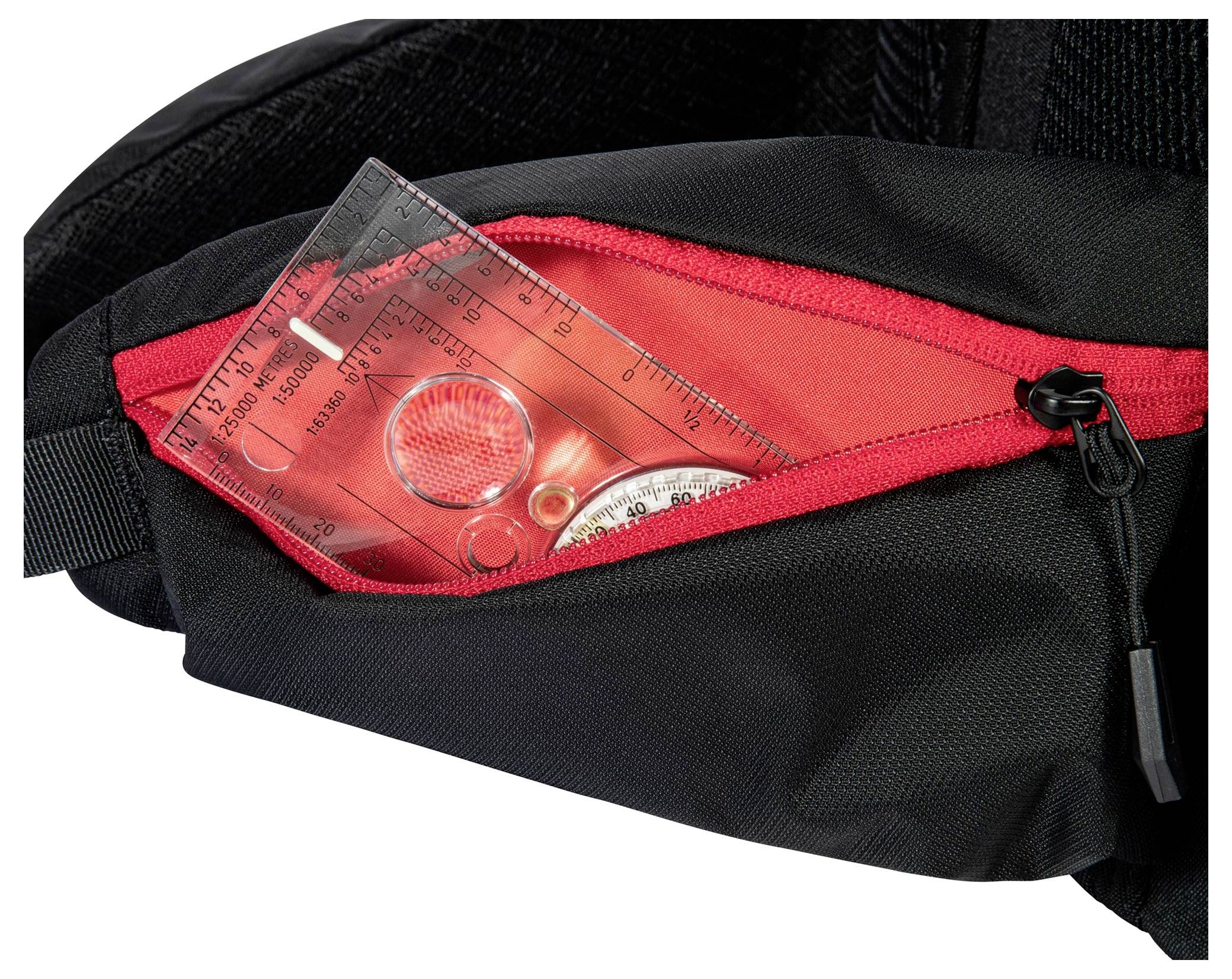 Ein schwarz-rotes Rucksackfach, das teilweise offen ist und einen durchsichtigen Kunststofflineal und einen roten Winkelmesser im Inneren zeigt.