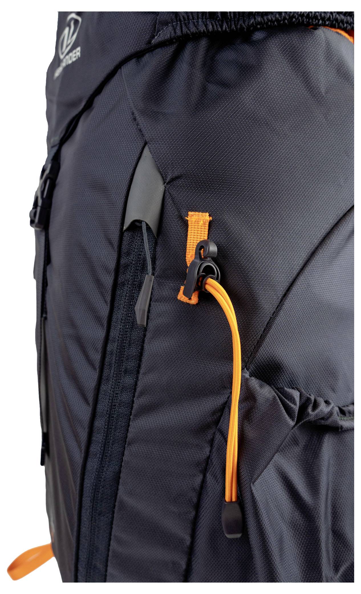 Nahaufnahme eines schwarzen Rucksacks mit einem orangefarbenen Reißverschlussgriff, der an einem Seitenfach der Tasche angebracht ist und dessen Funktionalität hervorhebt.