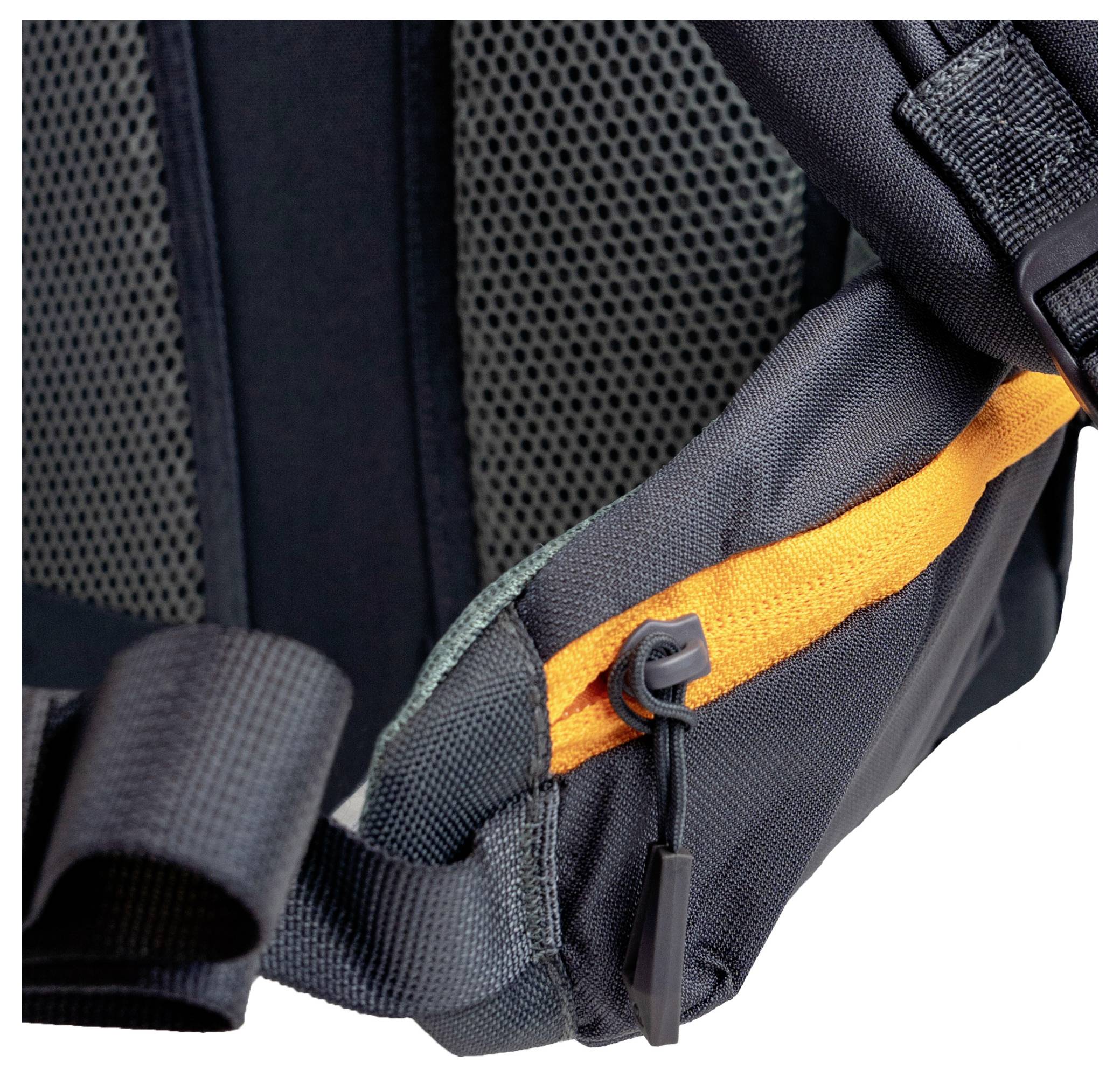 Nahaufnahme eines Rucksackträgers mit orangefarbenem Reißverschlussdetail, das langlebigen schwarzen Stoff und Netzpolsterung für Komfort und Funktionalität zeigt.