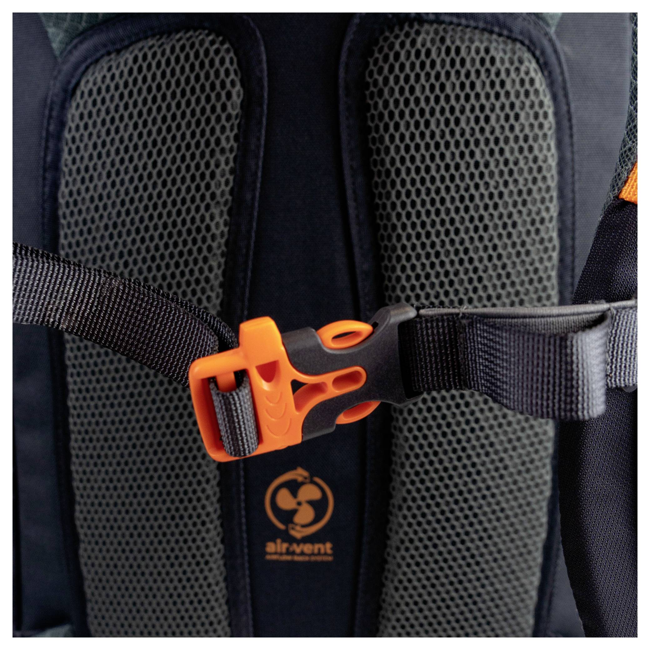 Nahaufnahme eines Rucksacks mit schwarzem Mesh-Rücken und einer orangefarbenen Schnalle, die verstellbare Riemen sichert. Das „airvent